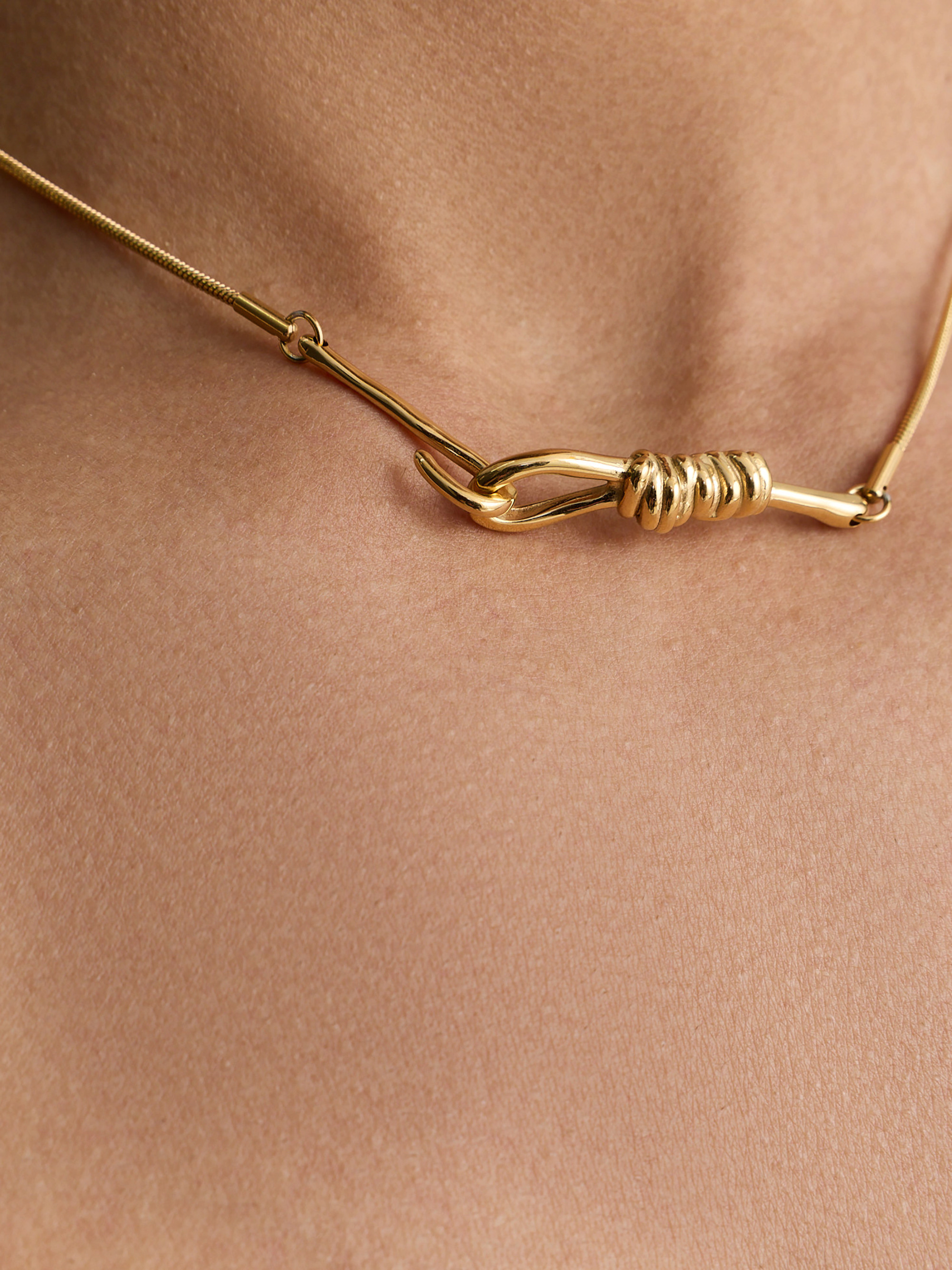 Короткая подвеска с узловой деталью