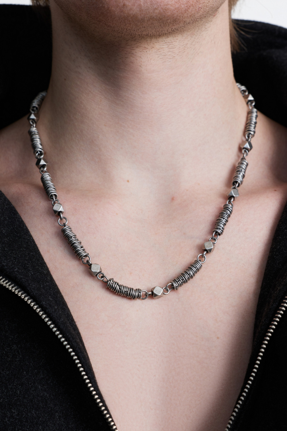 ​Цепь из металлических гранёных звеньев