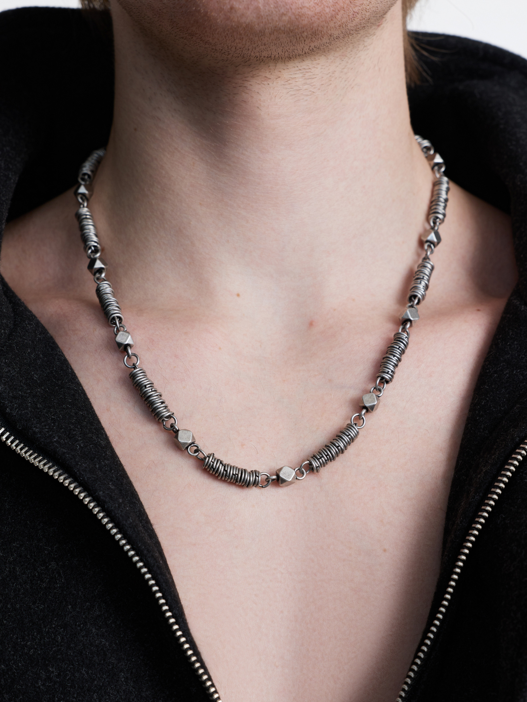 ​Цепь из металлических гранёных звеньев