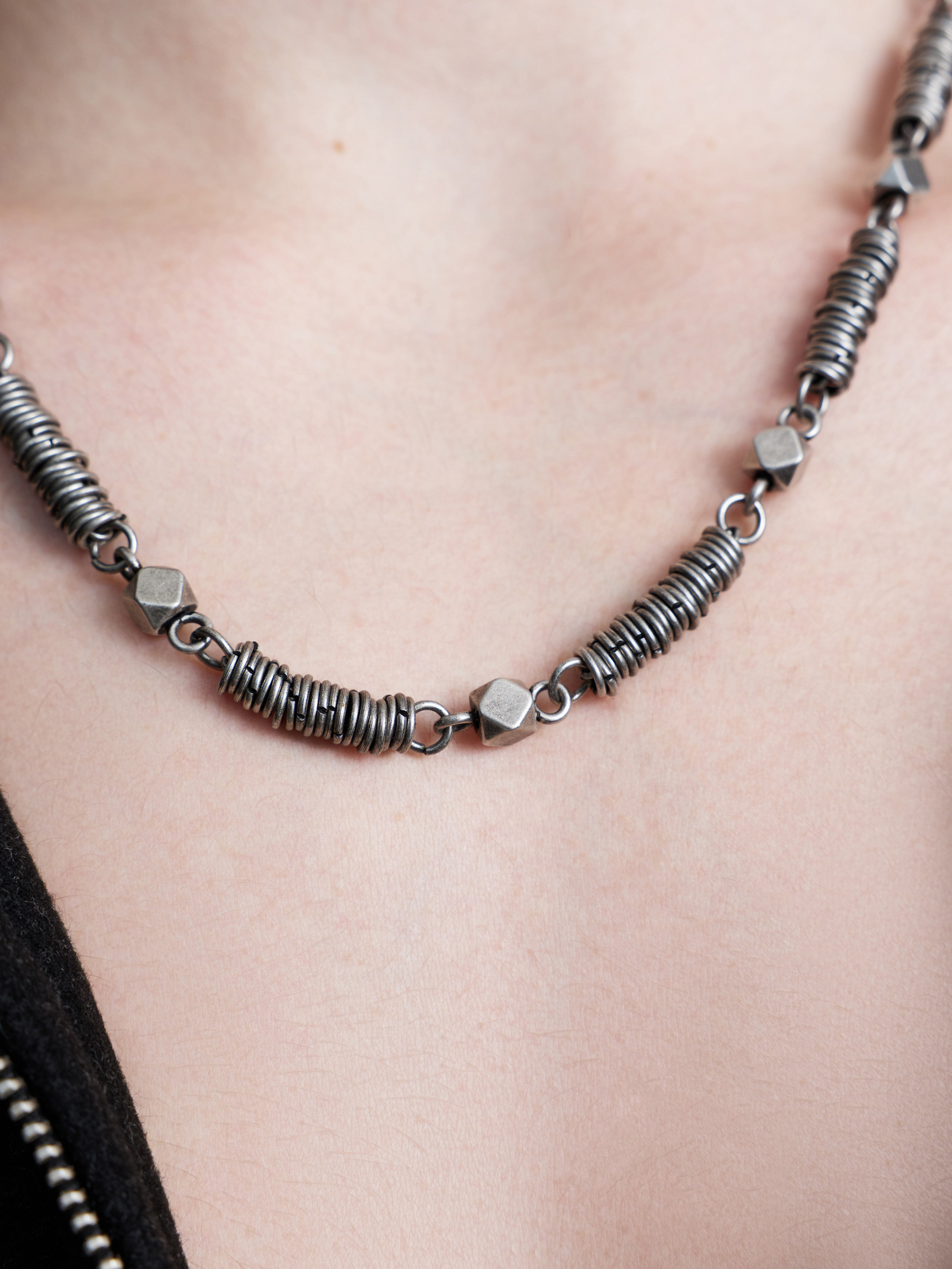 ​Цепь из металлических гранёных звеньев