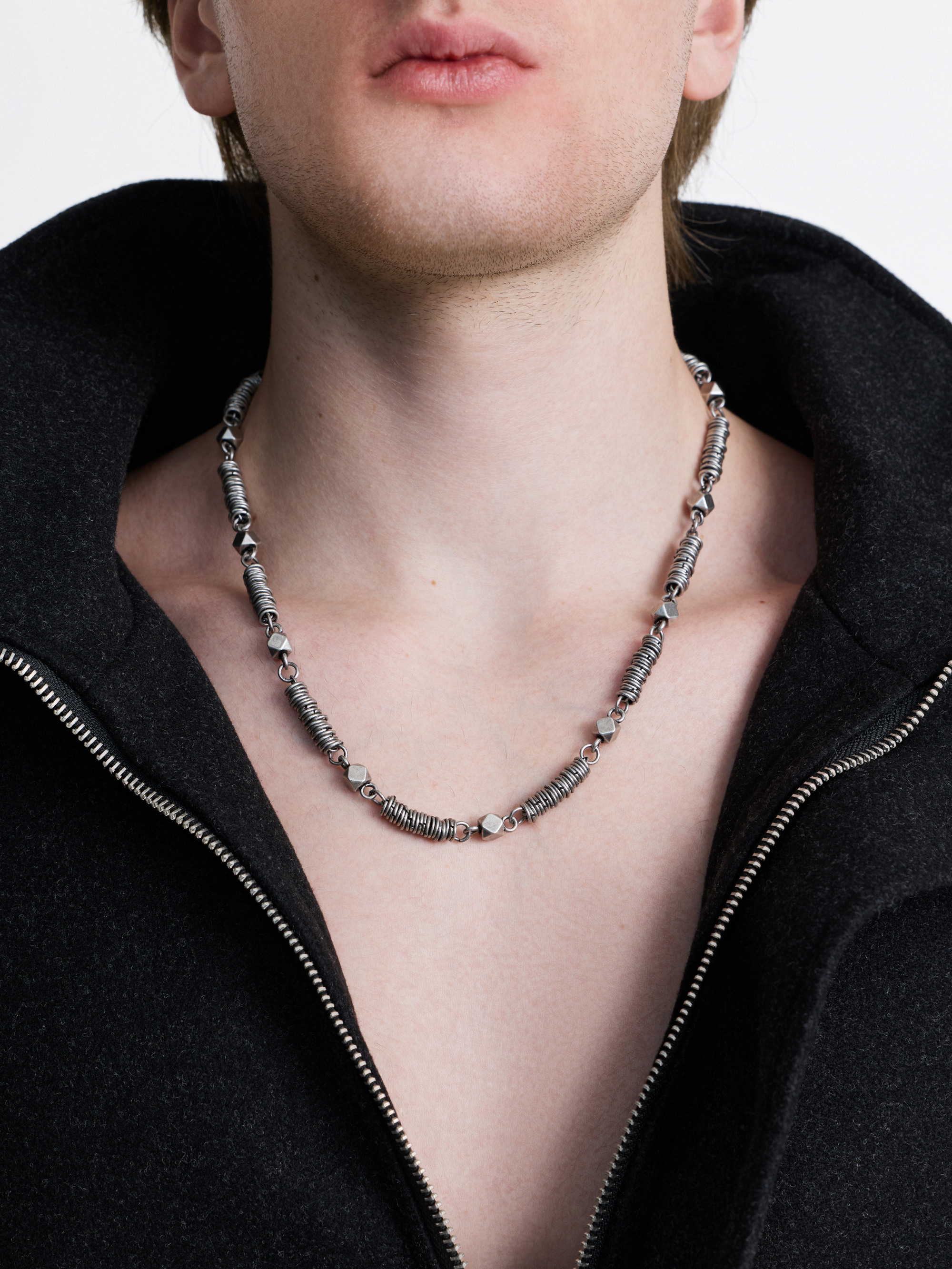 ​Цепь из металлических гранёных звеньев