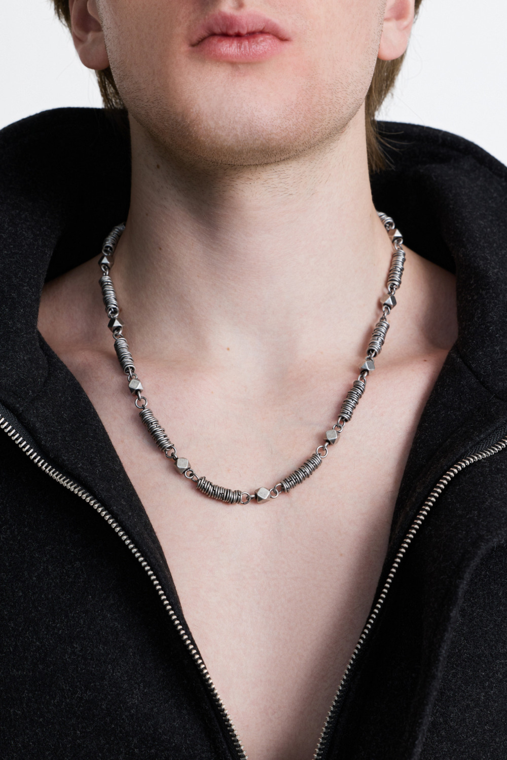 ​Цепь из металлических гранёных звеньев