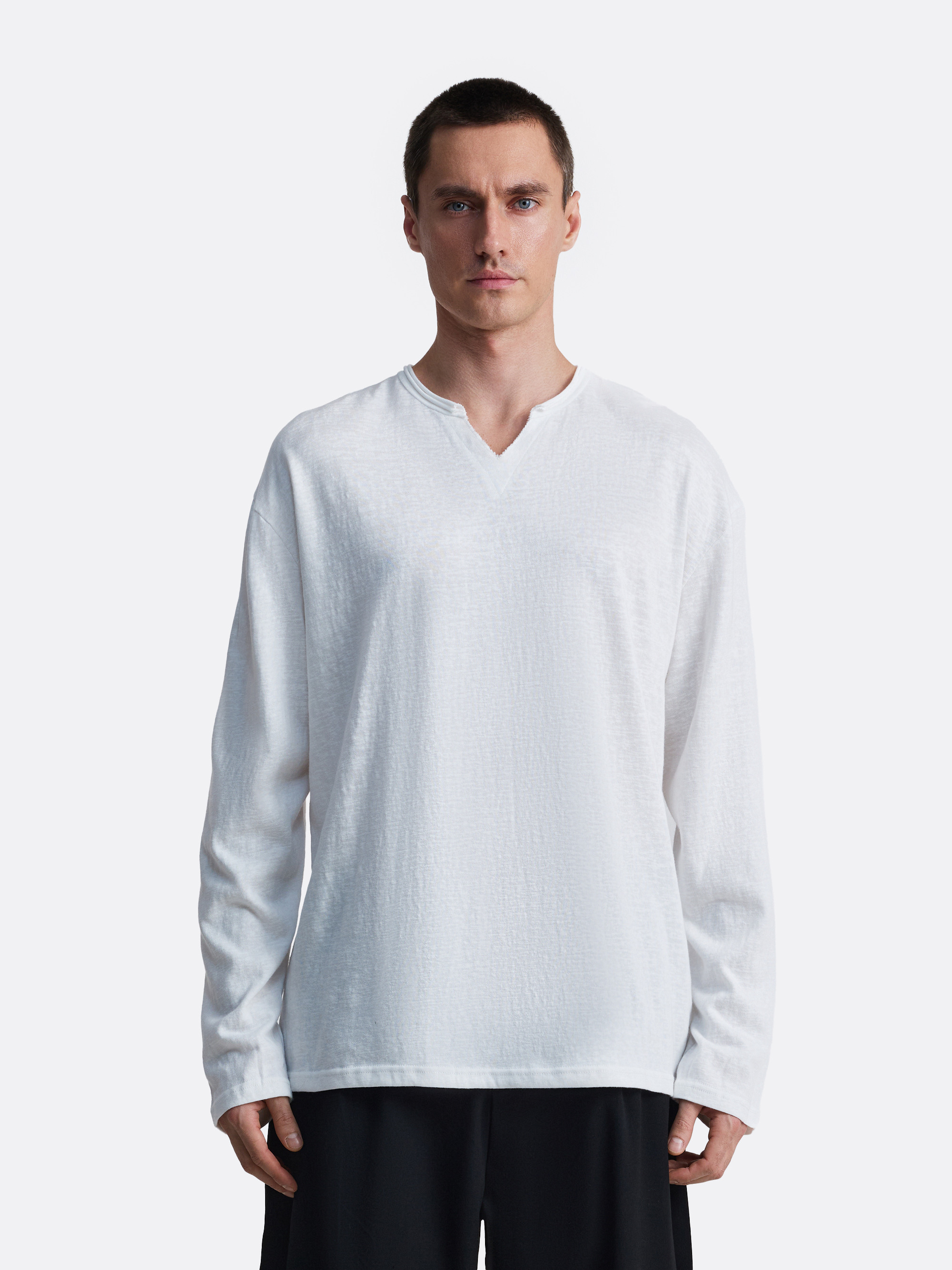 ​Лонгслив с вырезом