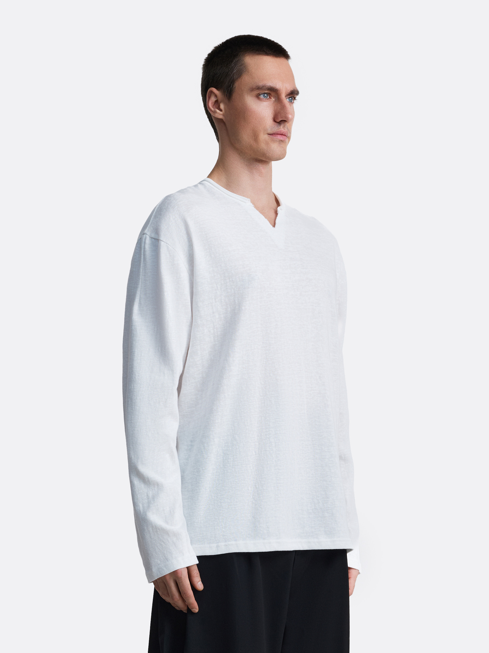 ​Лонгслив с вырезом