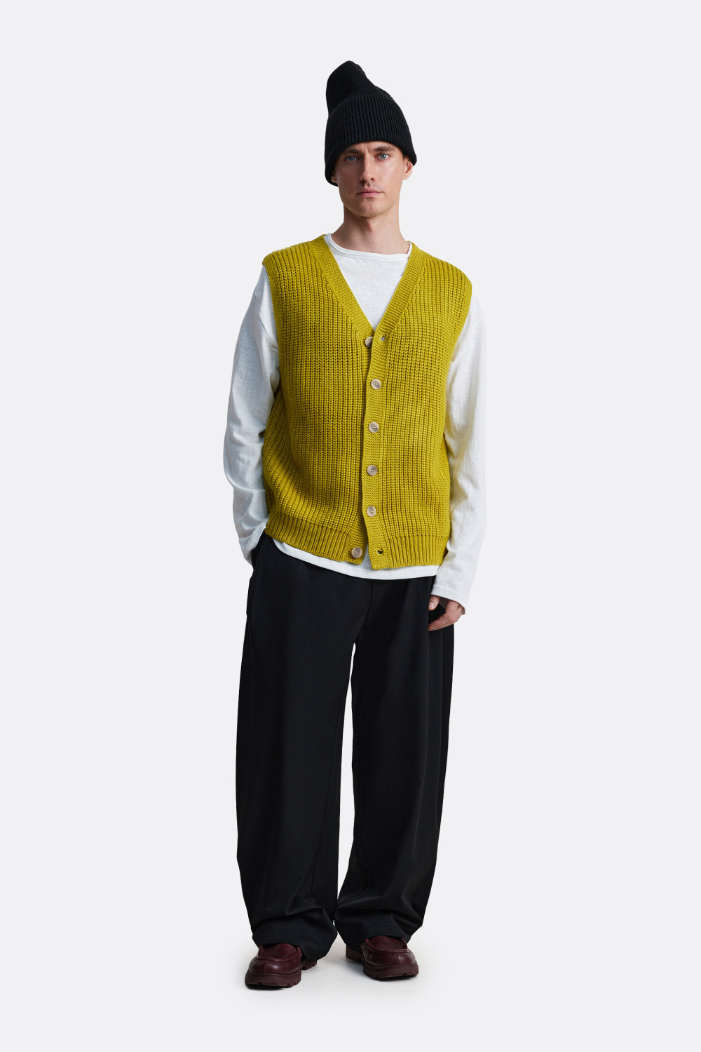 ​Вязаный жилет на пуговицах