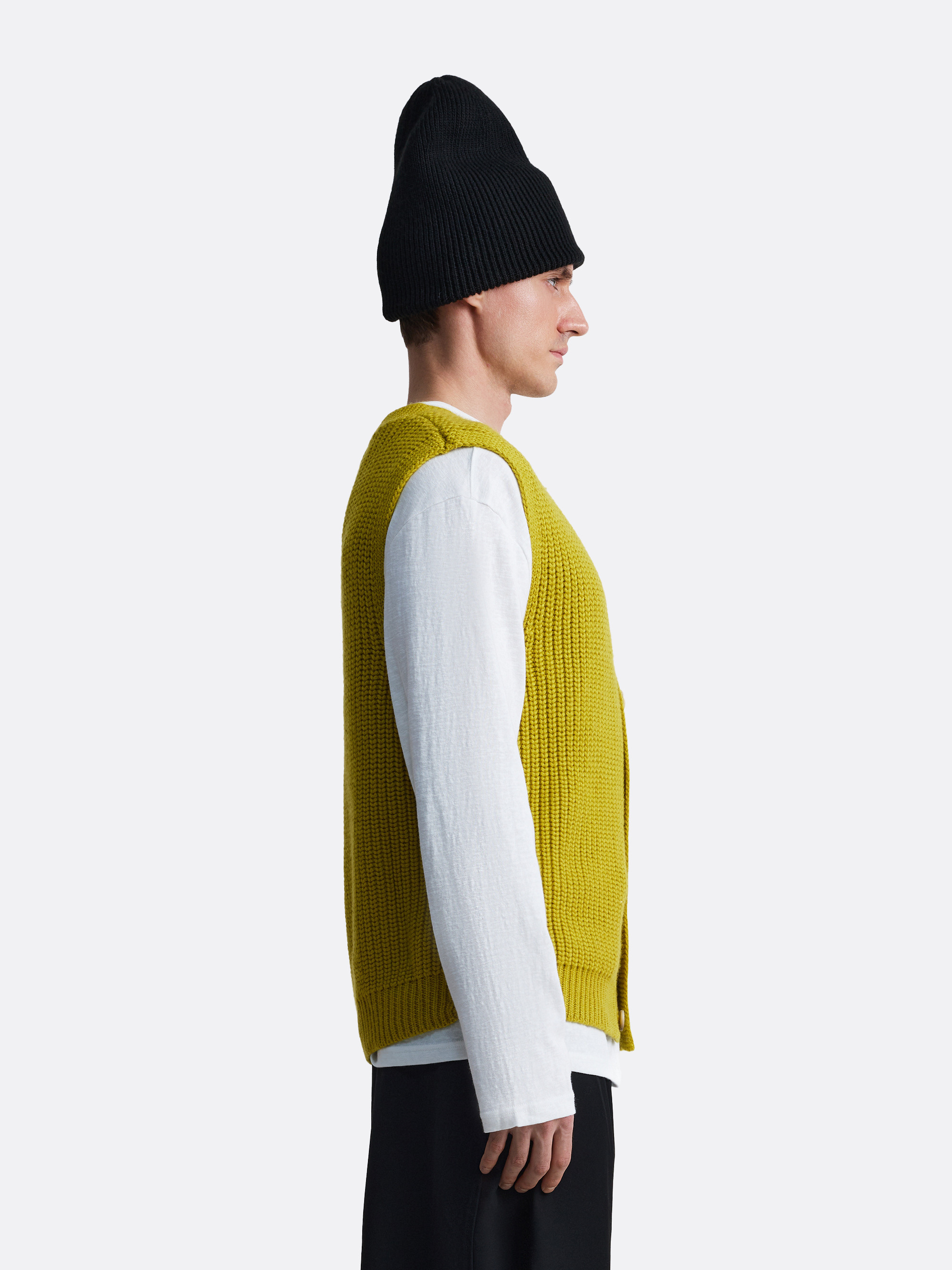 ​Вязаный жилет на пуговицах