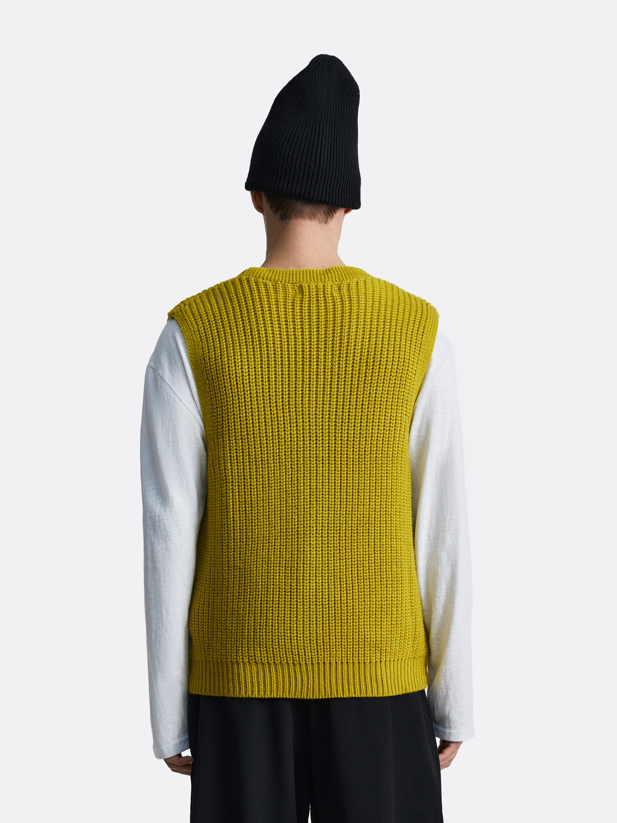 ​Вязаный жилет на пуговицах