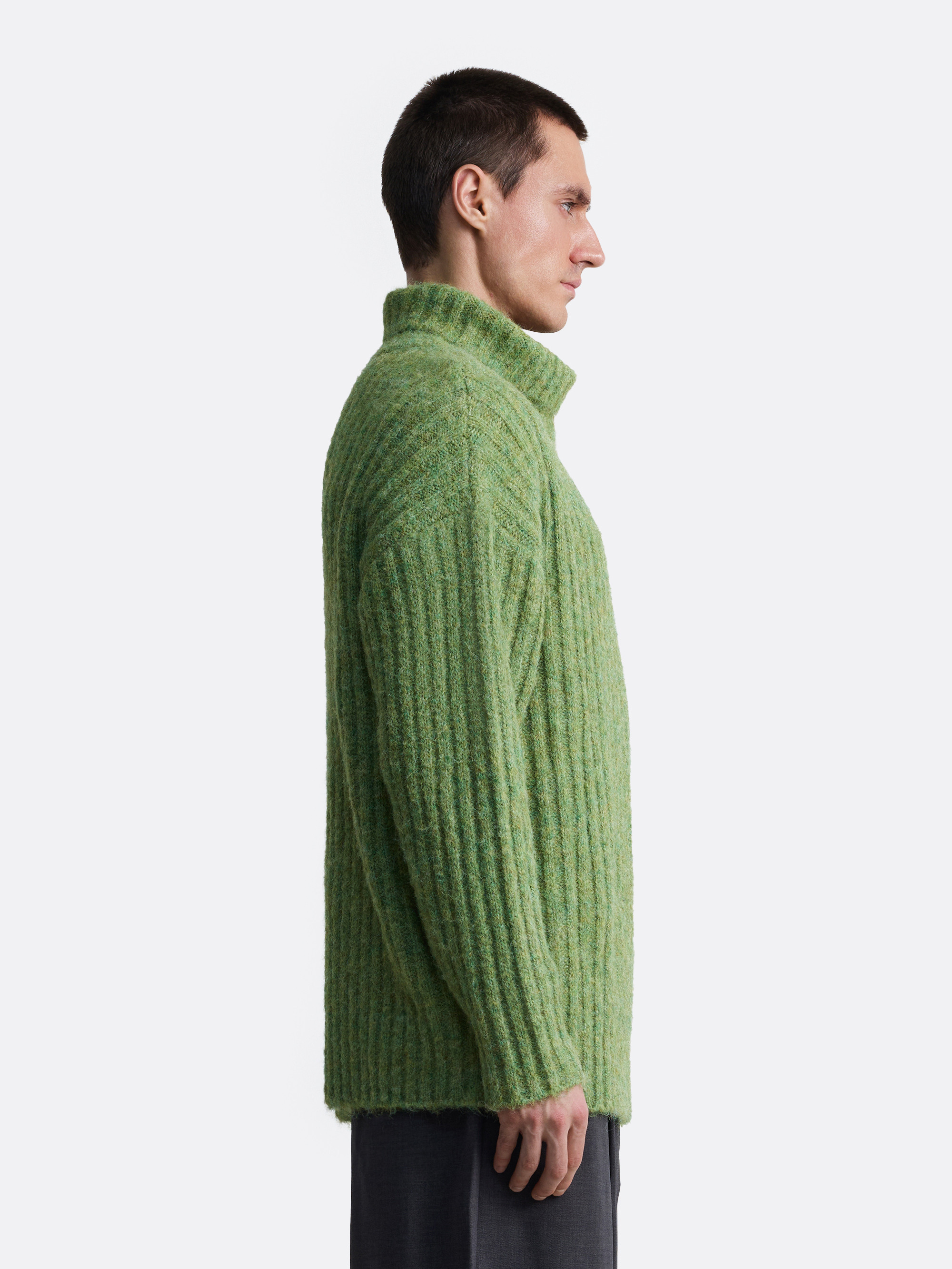 ​Свитер с воротником стойкой