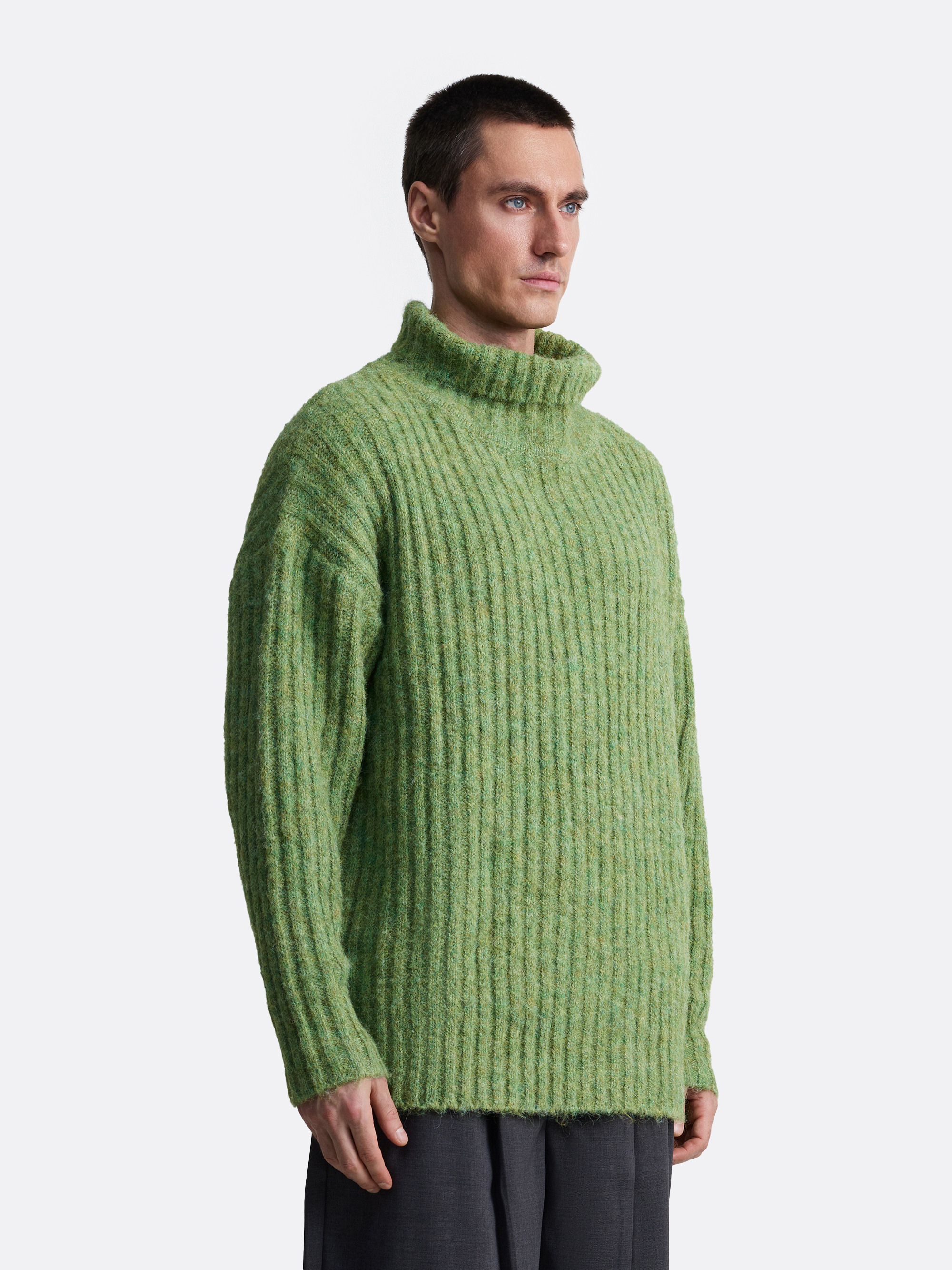 ​Свитер с воротником стойкой