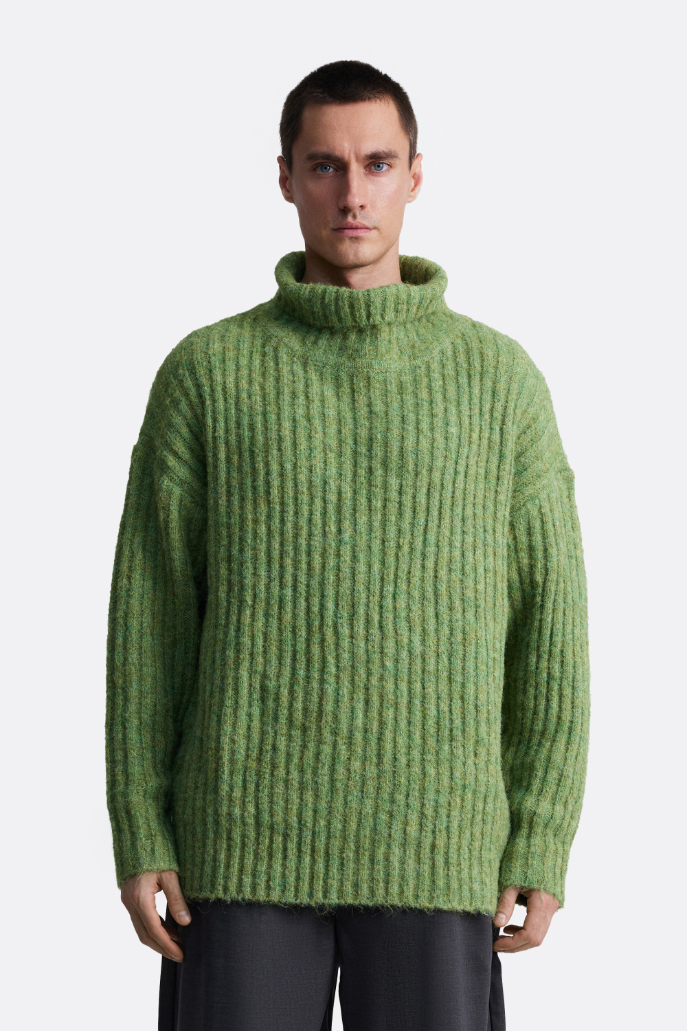 ​Свитер с воротником стойкой