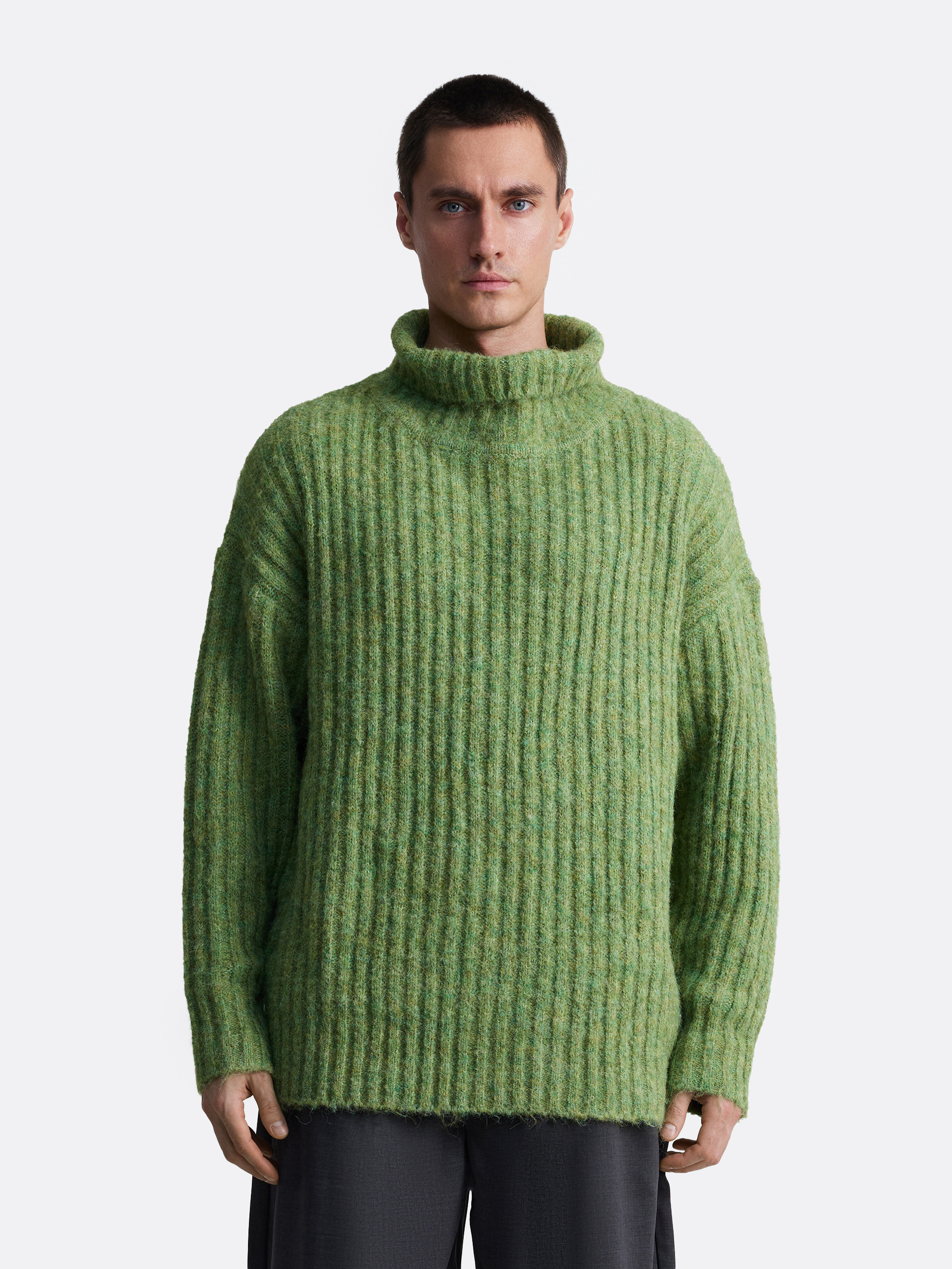 ​Свитер с воротником стойкой