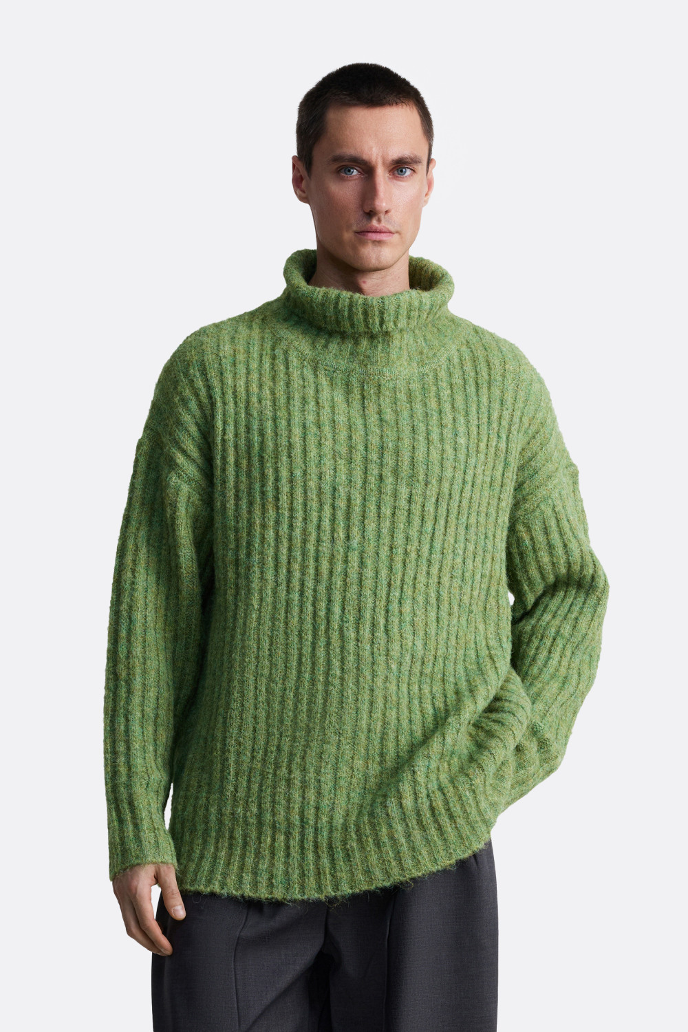 ​Свитер с воротником стойкой