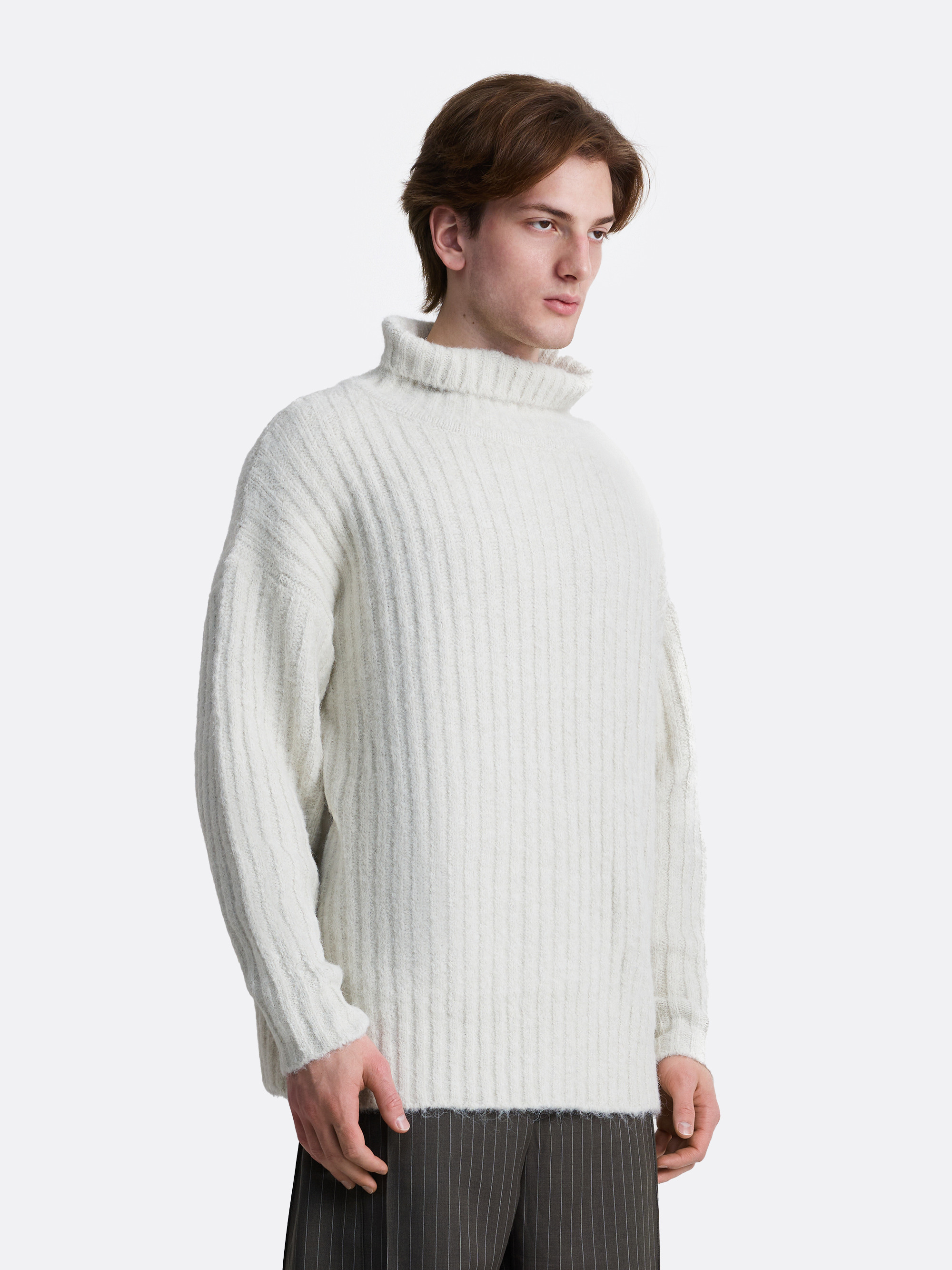 ​Свитер с воротником стойкой