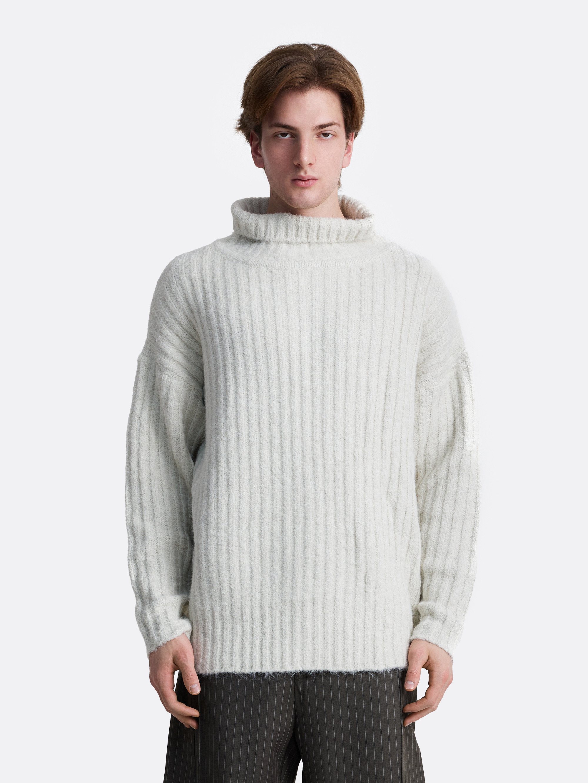 ​Свитер с воротником стойкой