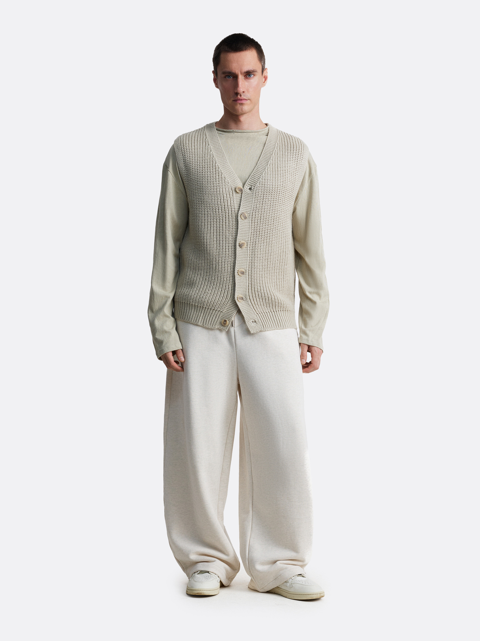 ​Вязаный жилет на пуговицах