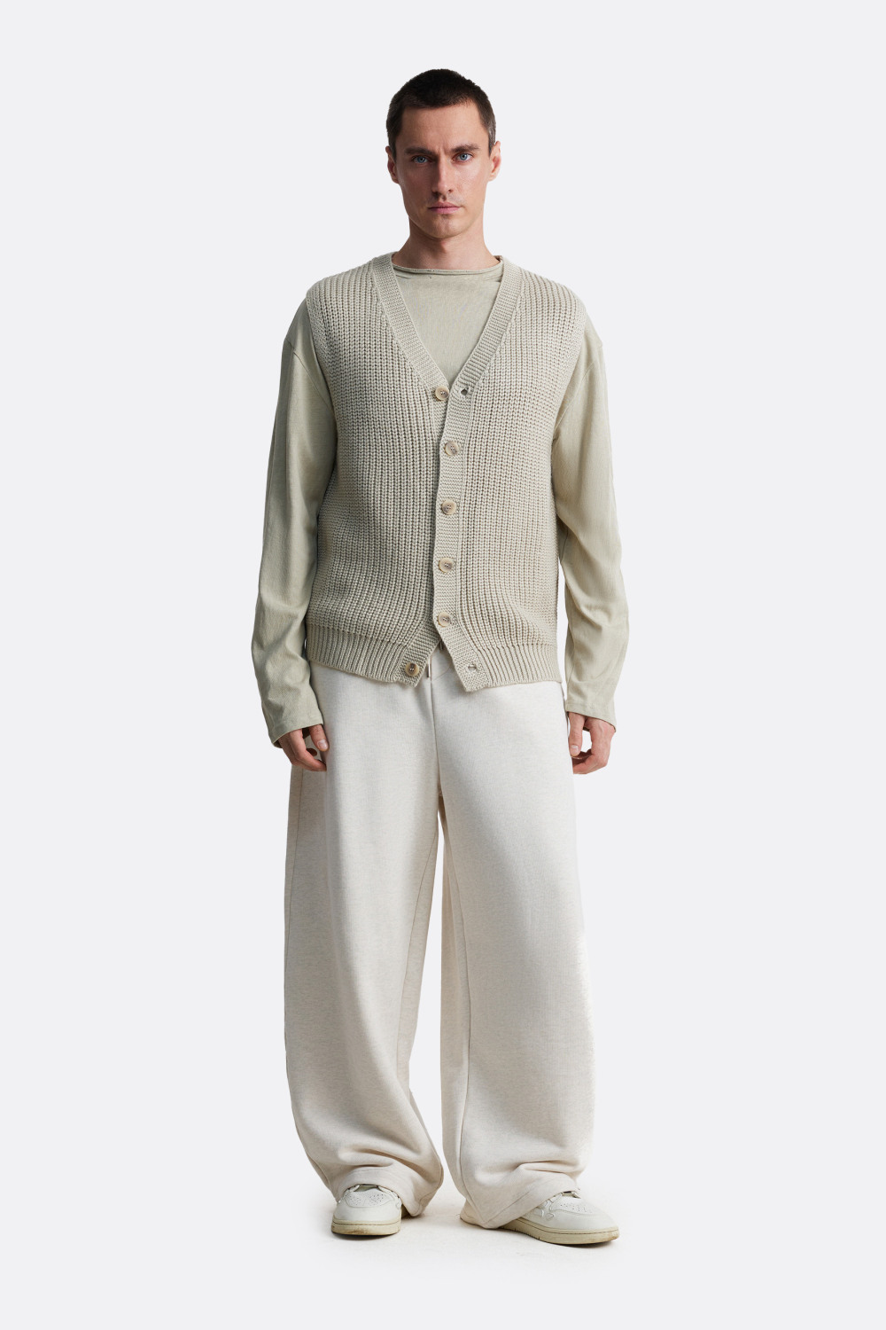 ​Вязаный жилет на пуговицах