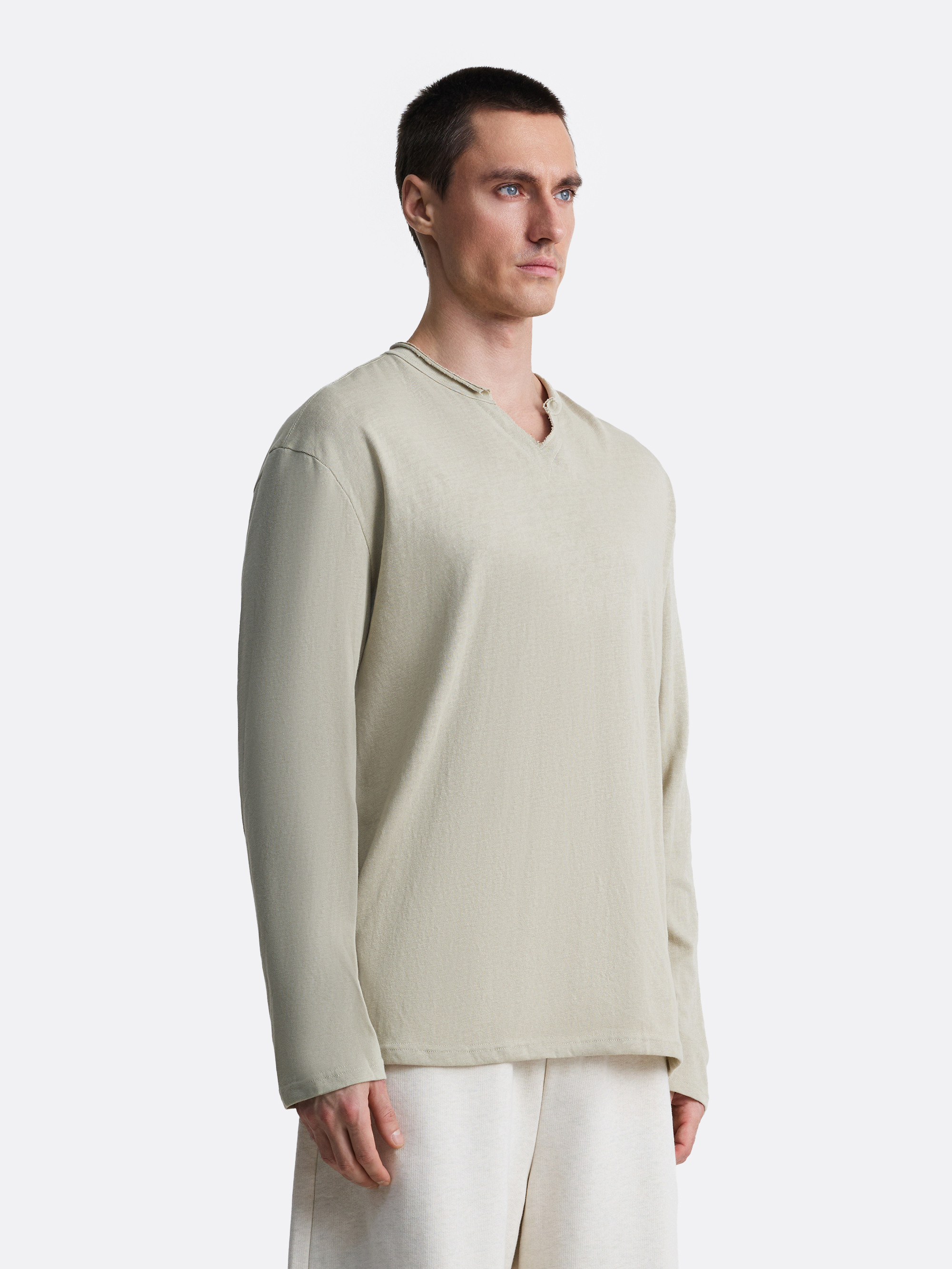 ​Лонгслив с вырезом