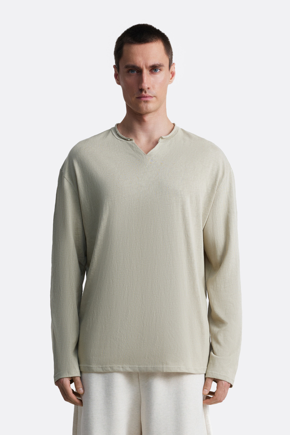 ​Лонгслив с вырезом