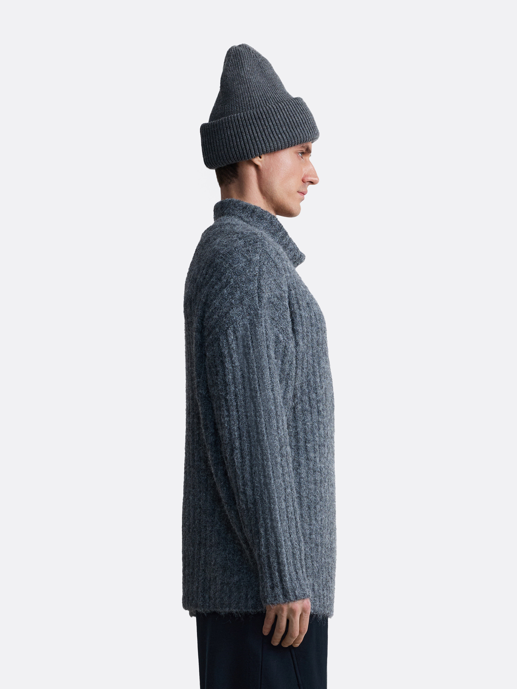 ​Свитер с воротником стойкой