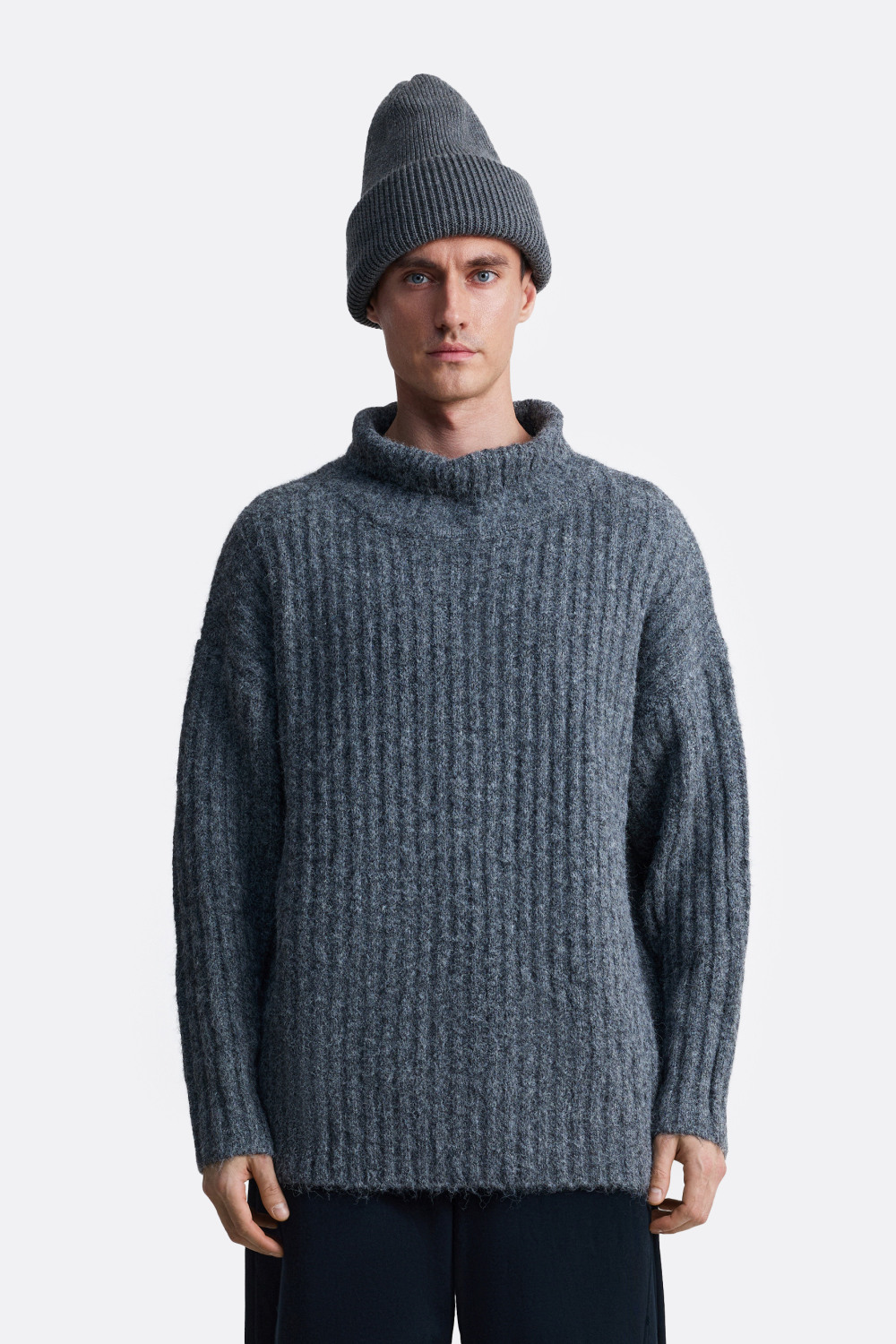 ​Свитер с воротником стойкой