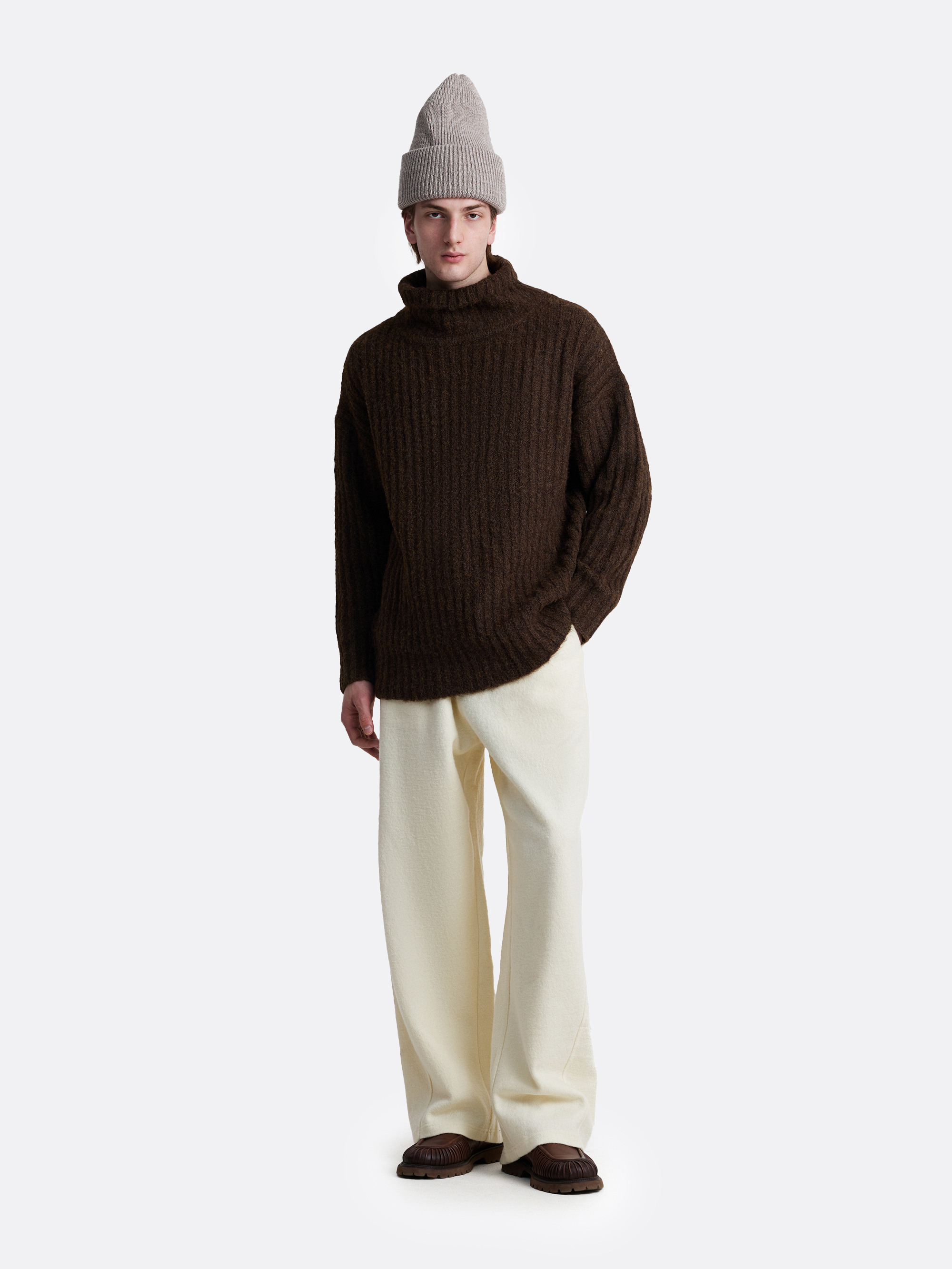 ​Свитер с воротником стойкой