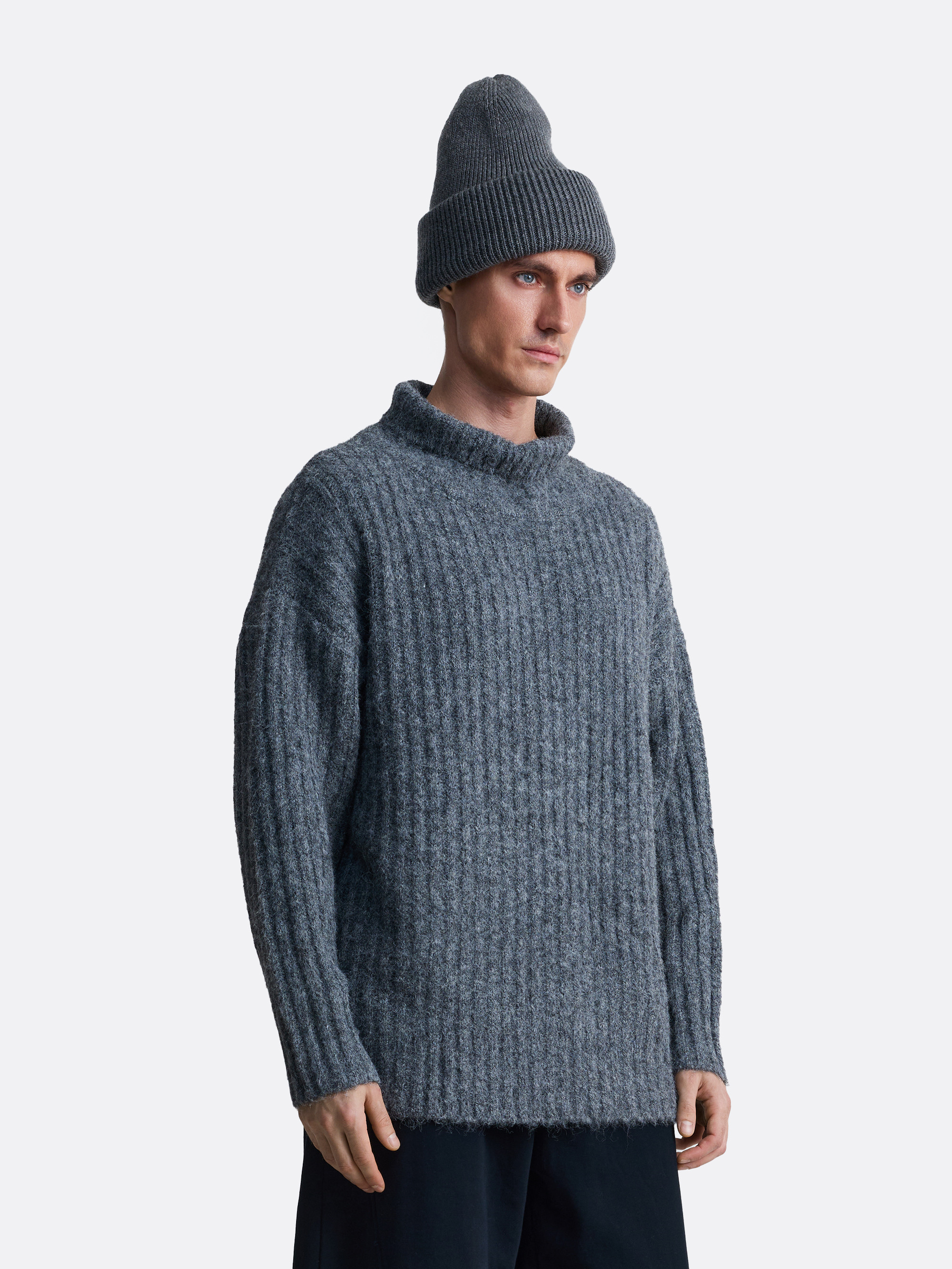 ​Свитер с воротником стойкой