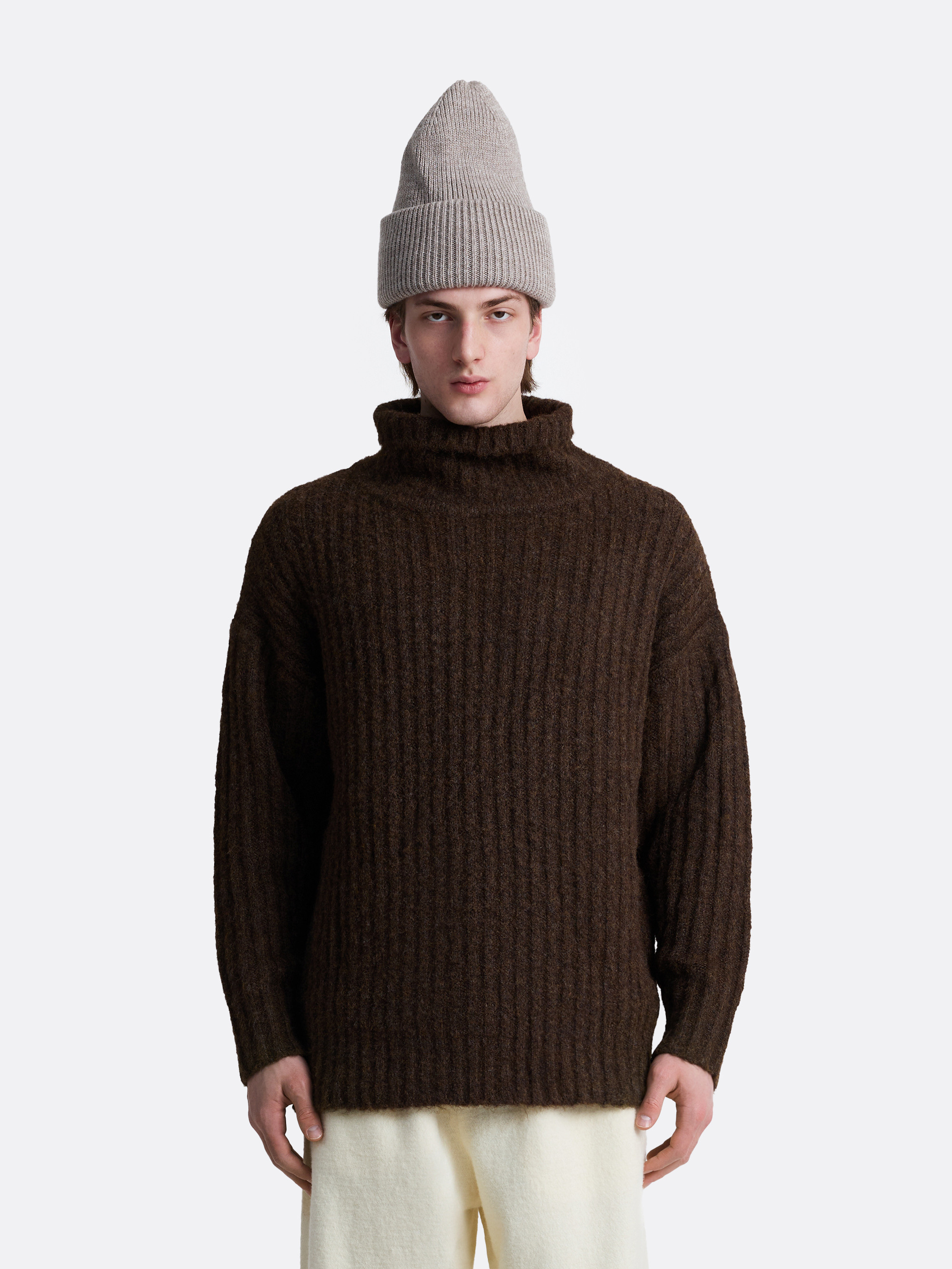 ​Свитер с воротником стойкой