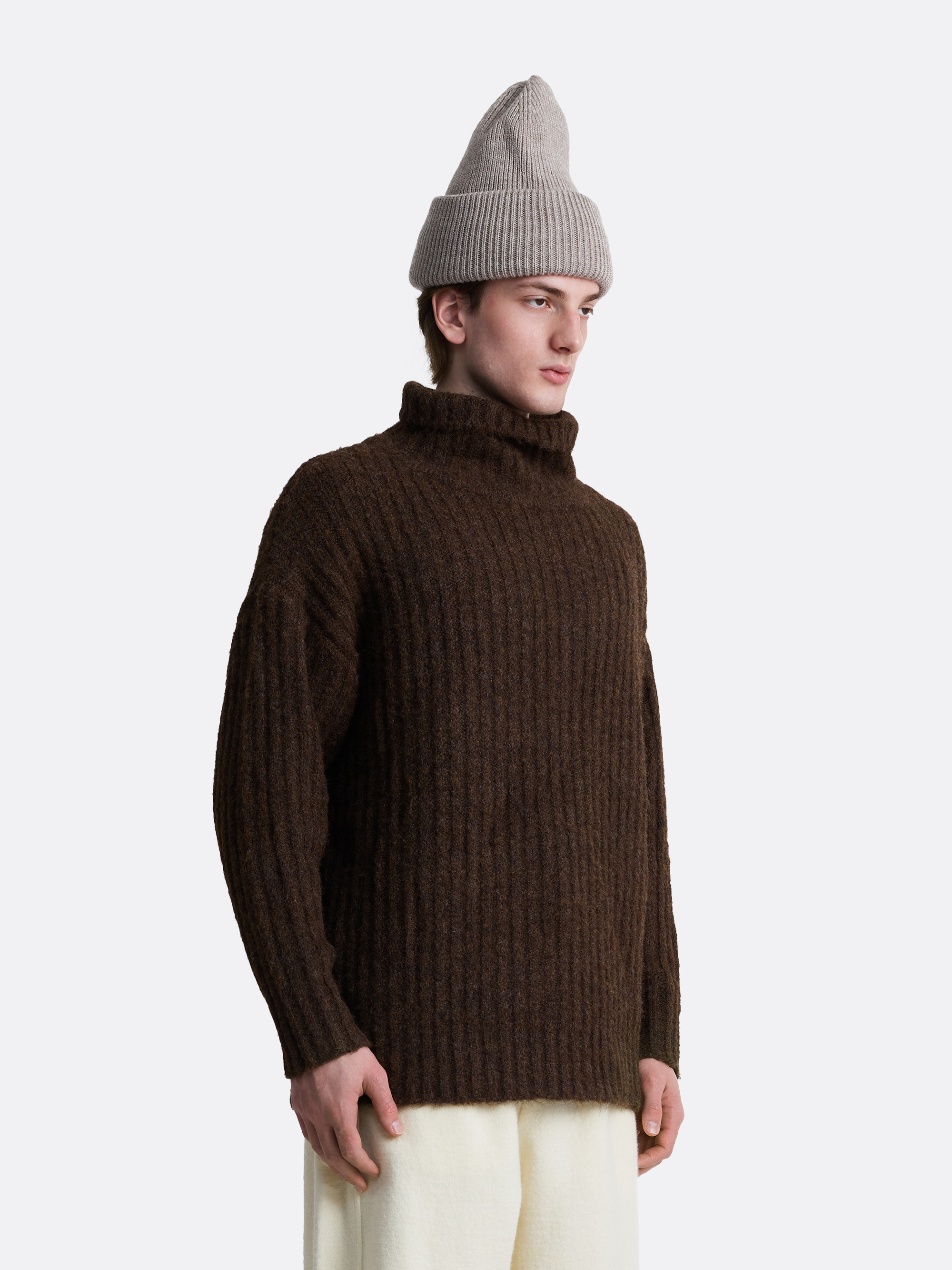 ​Свитер с воротником стойкой