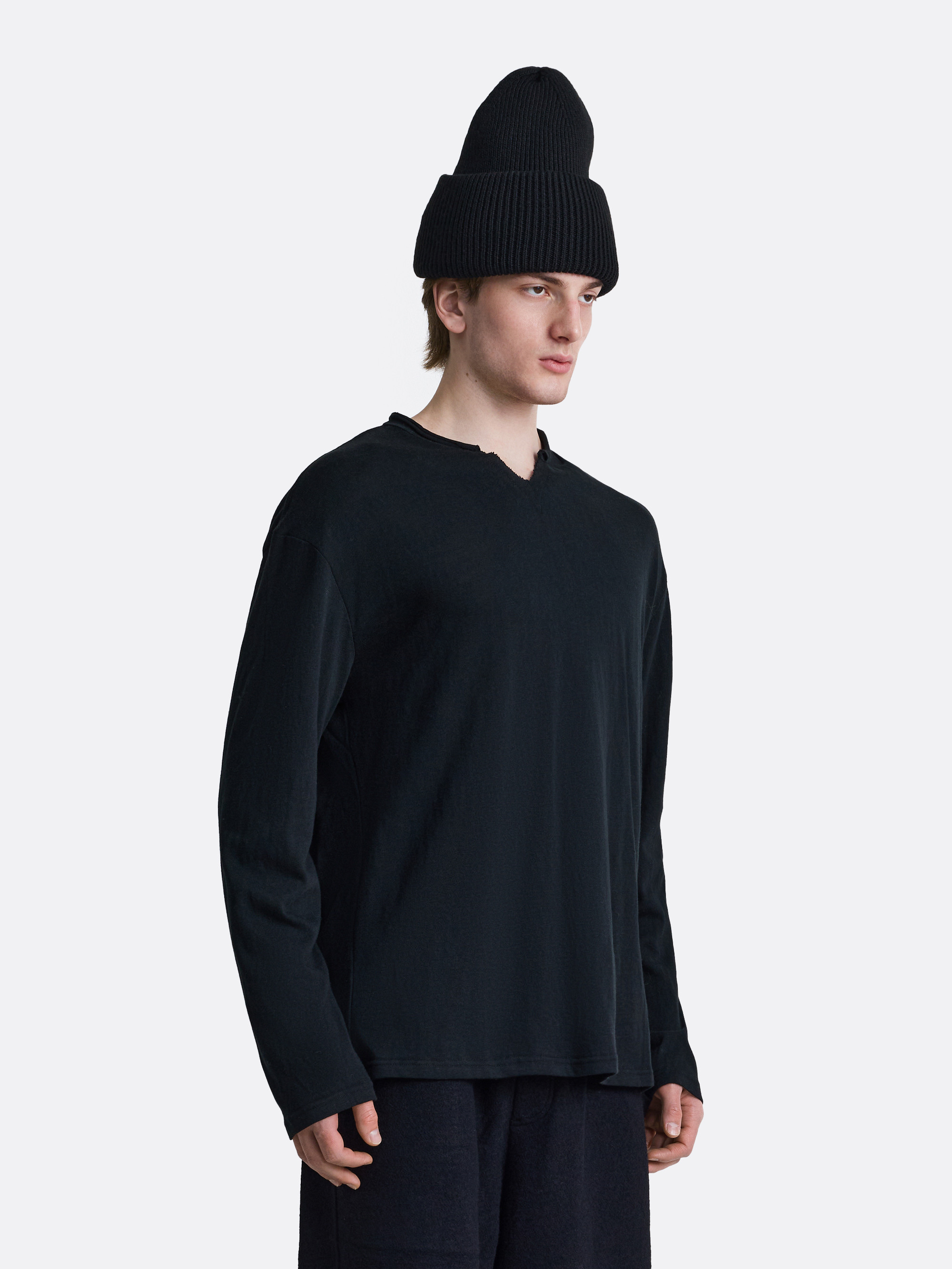 ​Лонгслив с вырезом