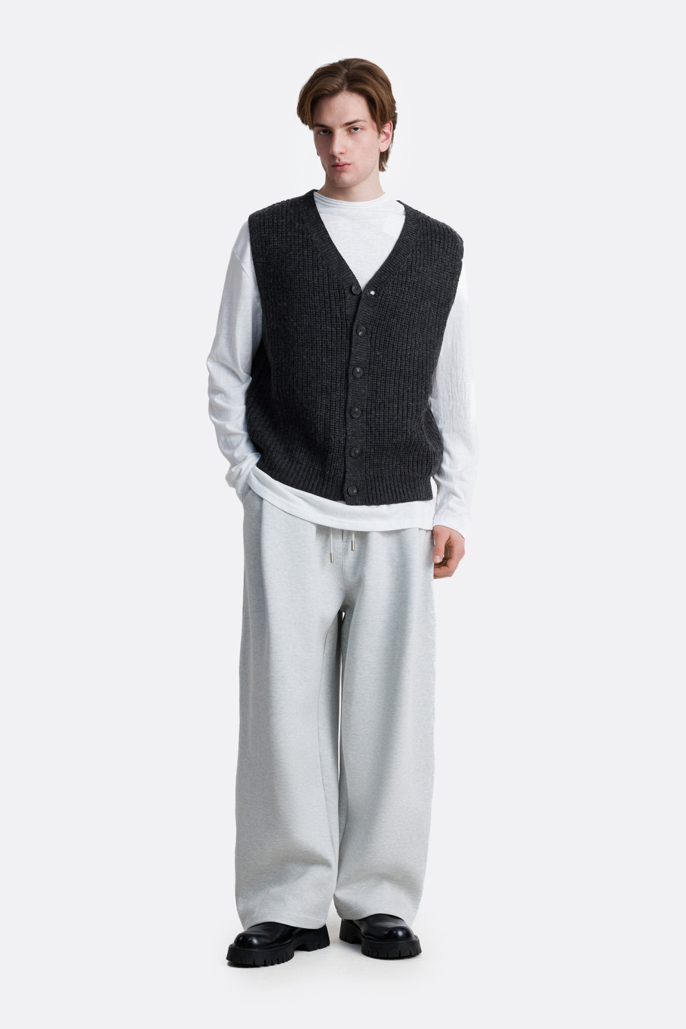 ​Вязаный жилет на пуговицах