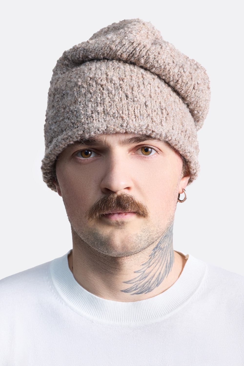 ​Вязаная шапка из мягкой пряжи