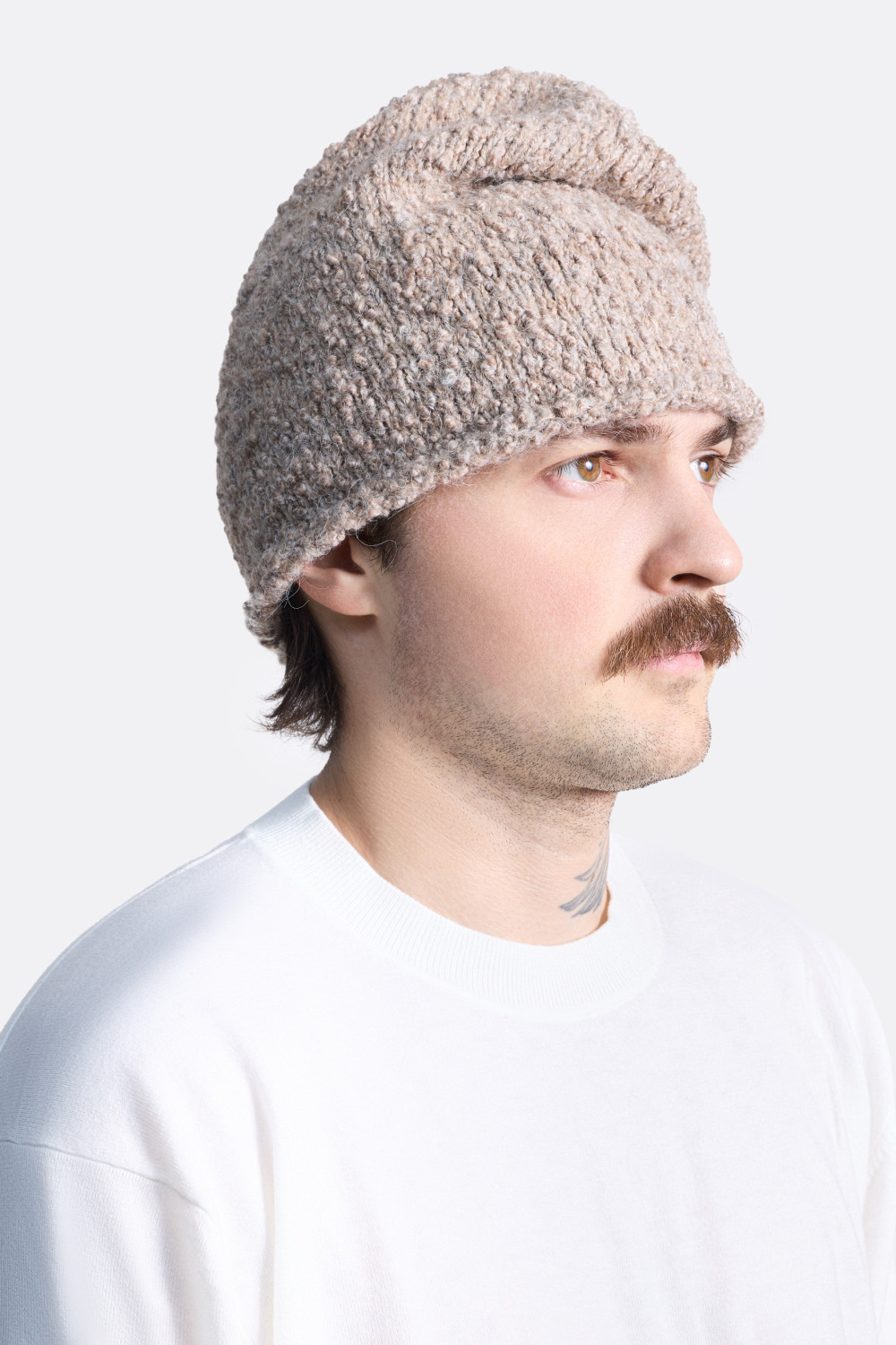 ​Вязаная шапка из мягкой пряжи