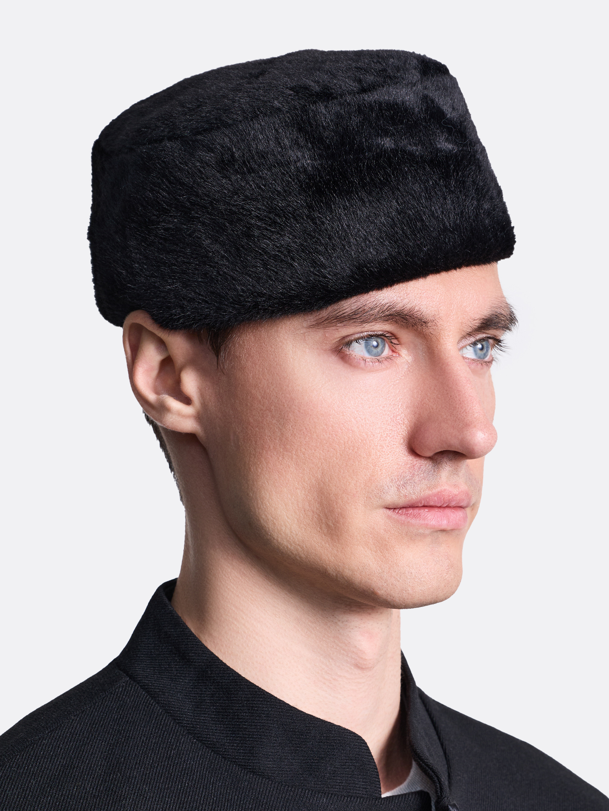 ​Меховая шапка-таблетка