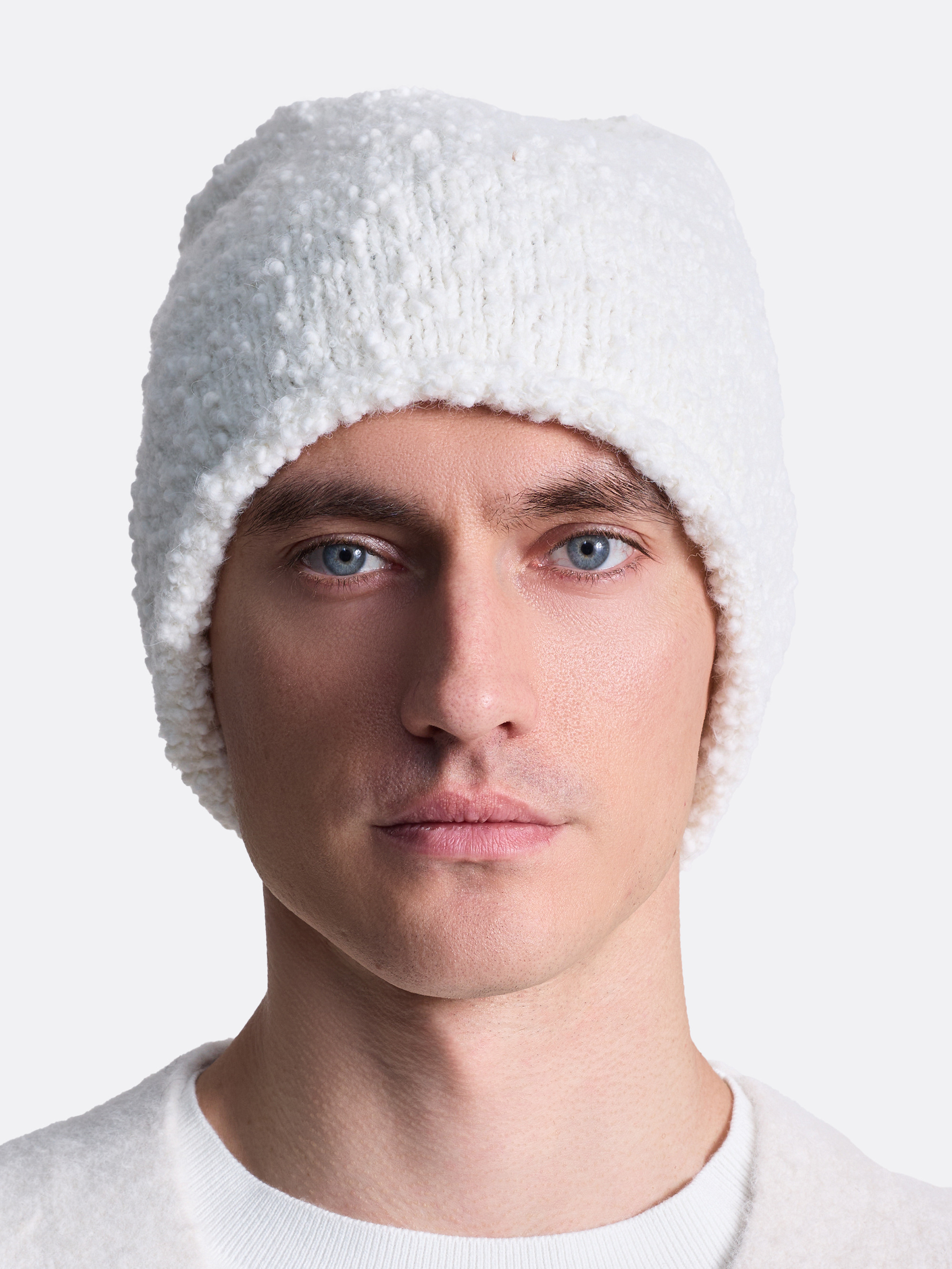 ​Вязаная шапка из мягкой пряжи