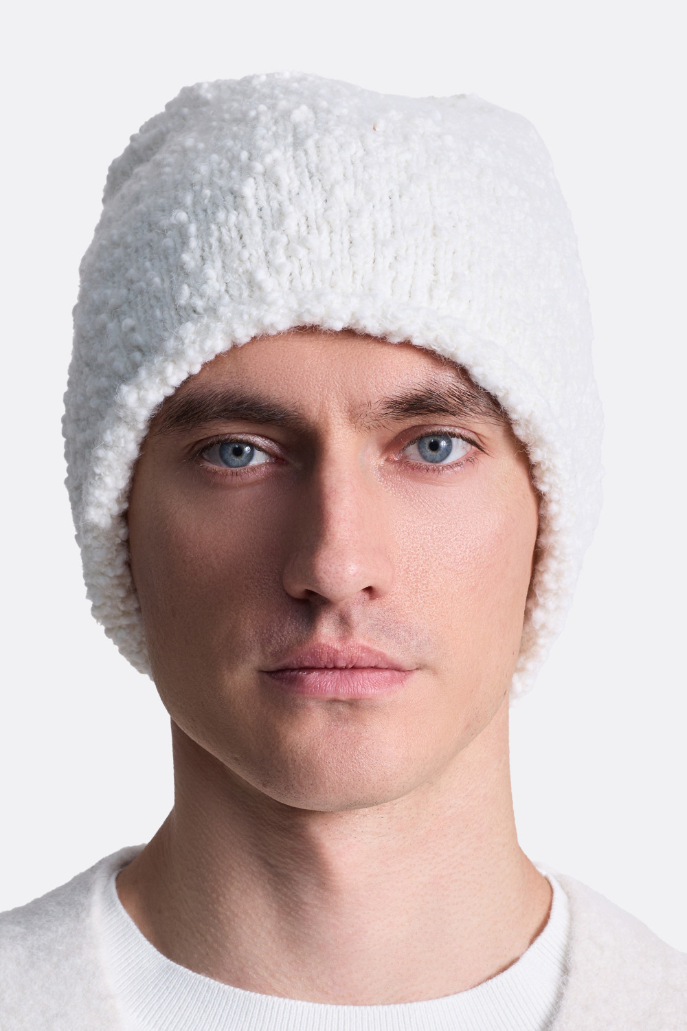 ​Вязаная шапка из мягкой пряжи