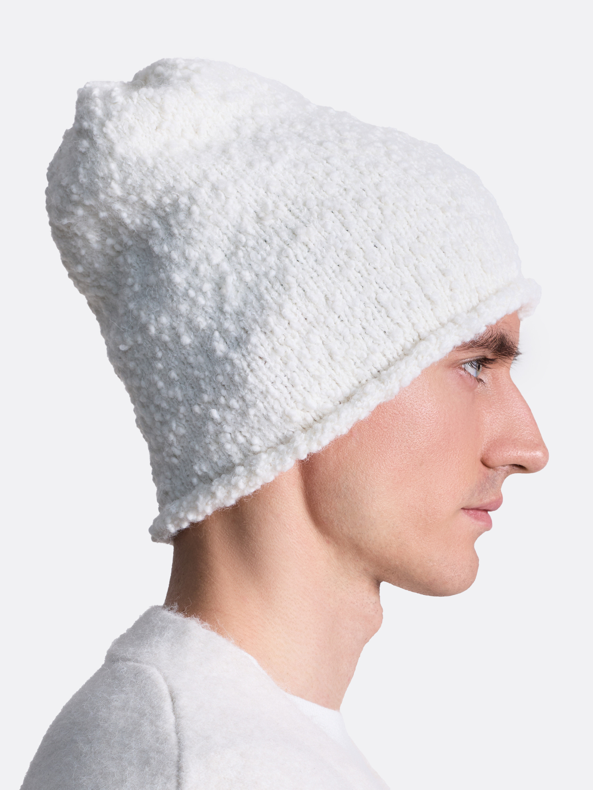 ​Вязаная шапка из мягкой пряжи