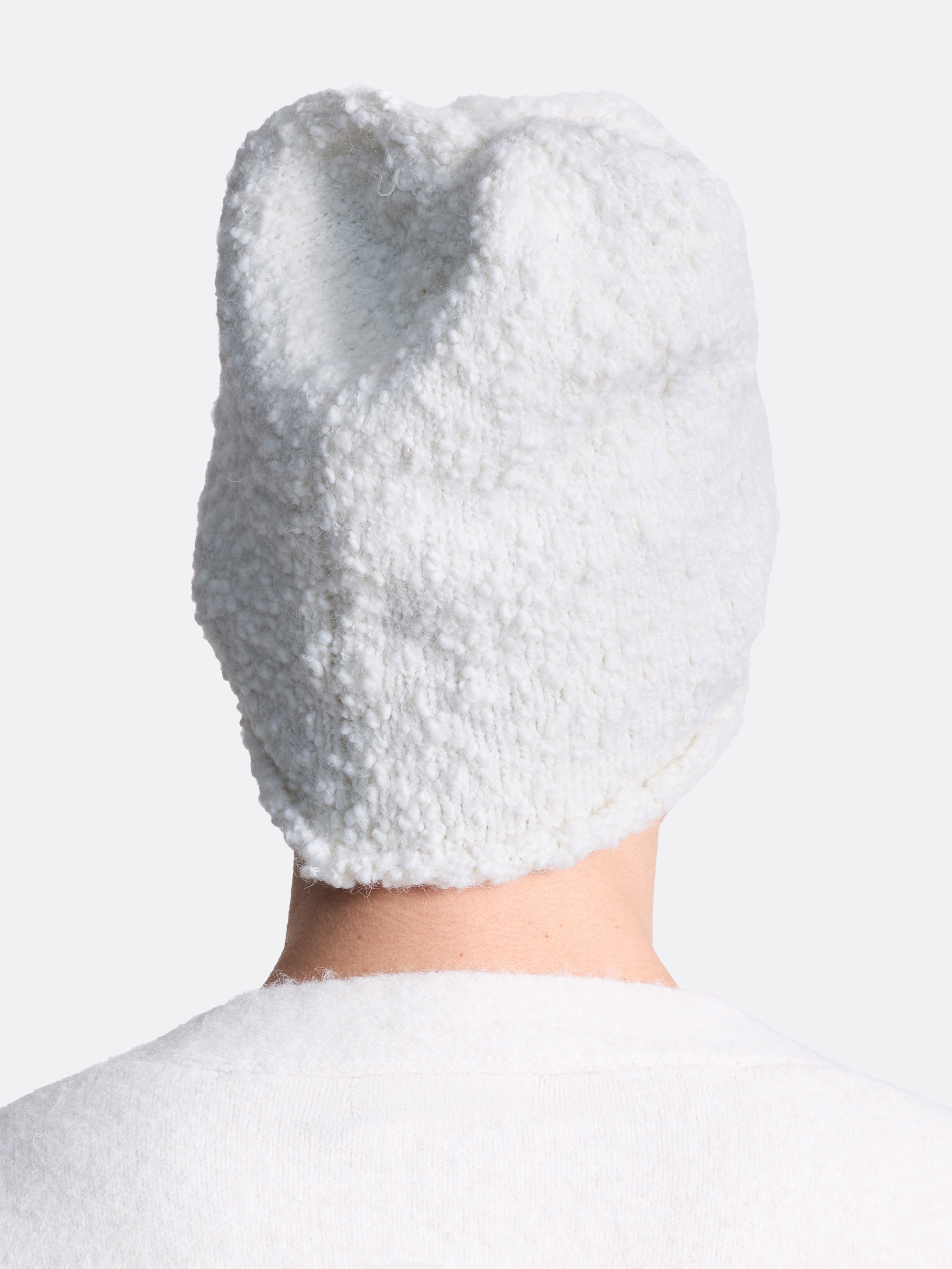 ​Вязаная шапка из мягкой пряжи