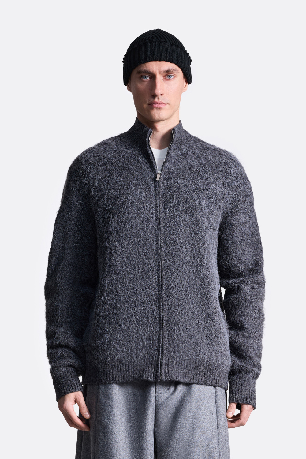 Пушистый свитер на молнии