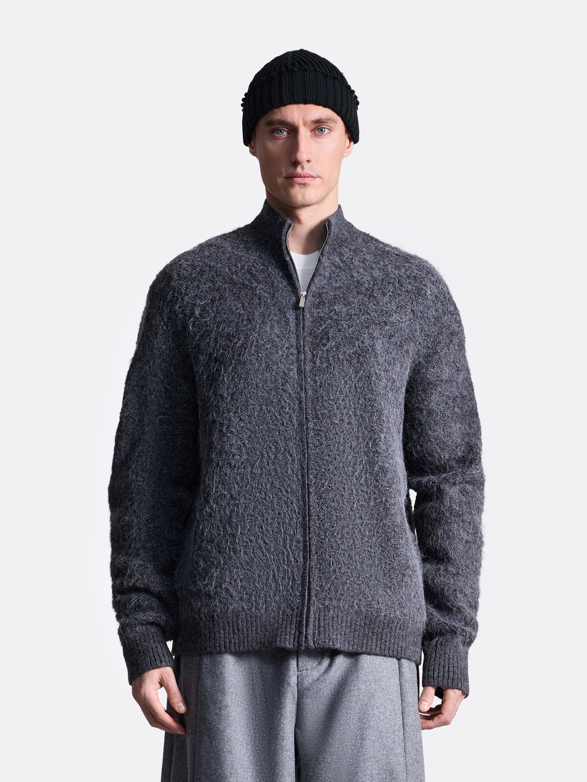 Пушистый свитер на молнии