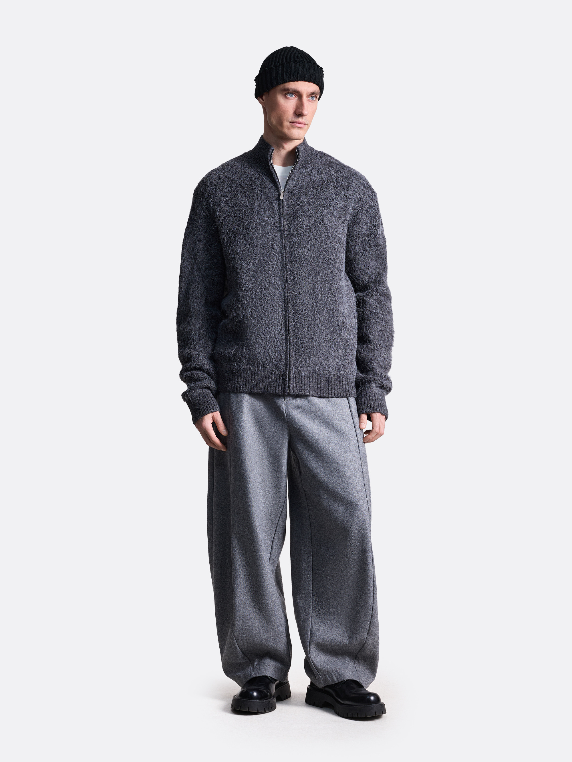 Пушистый свитер на молнии