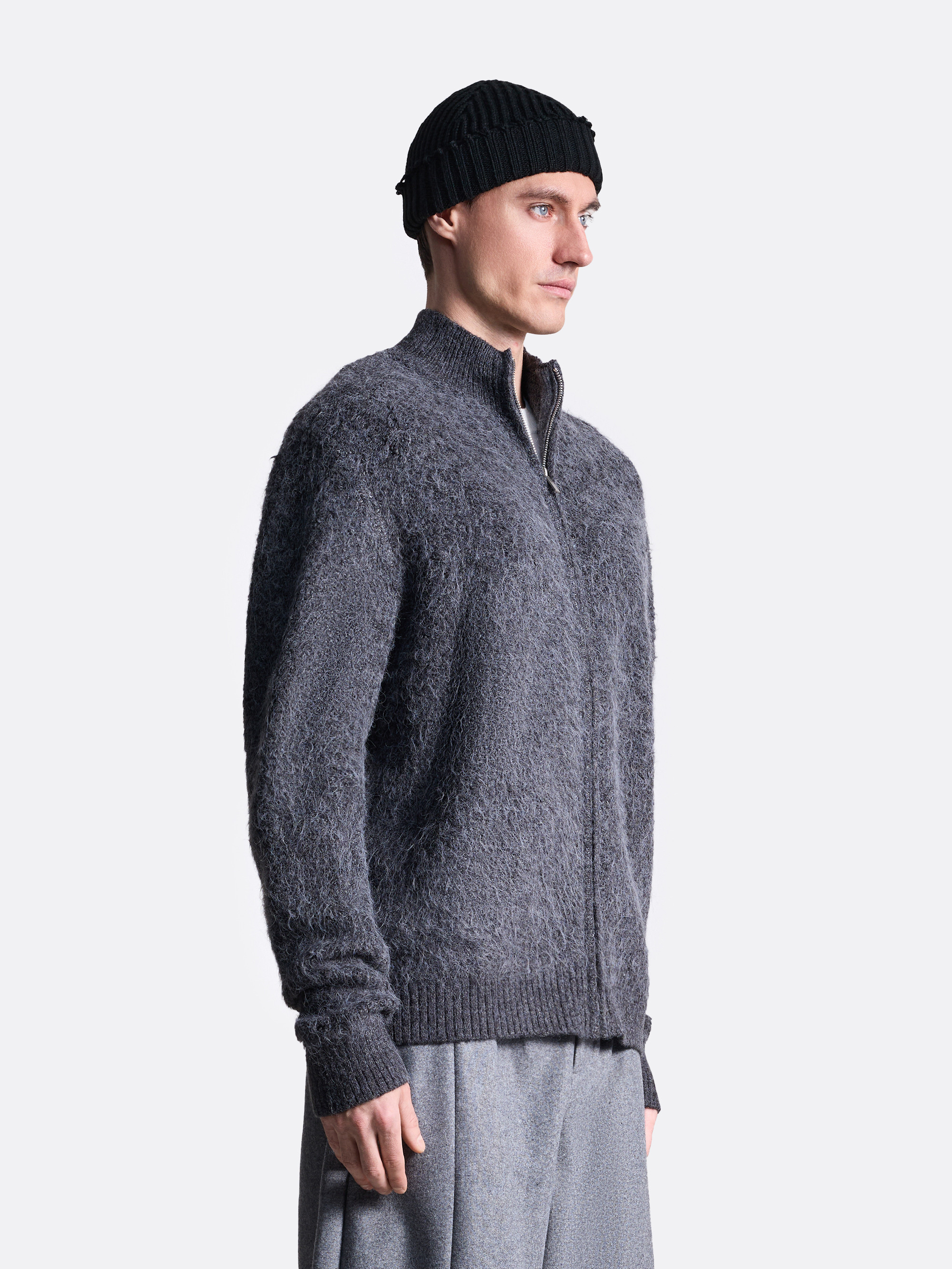 Пушистый свитер на молнии