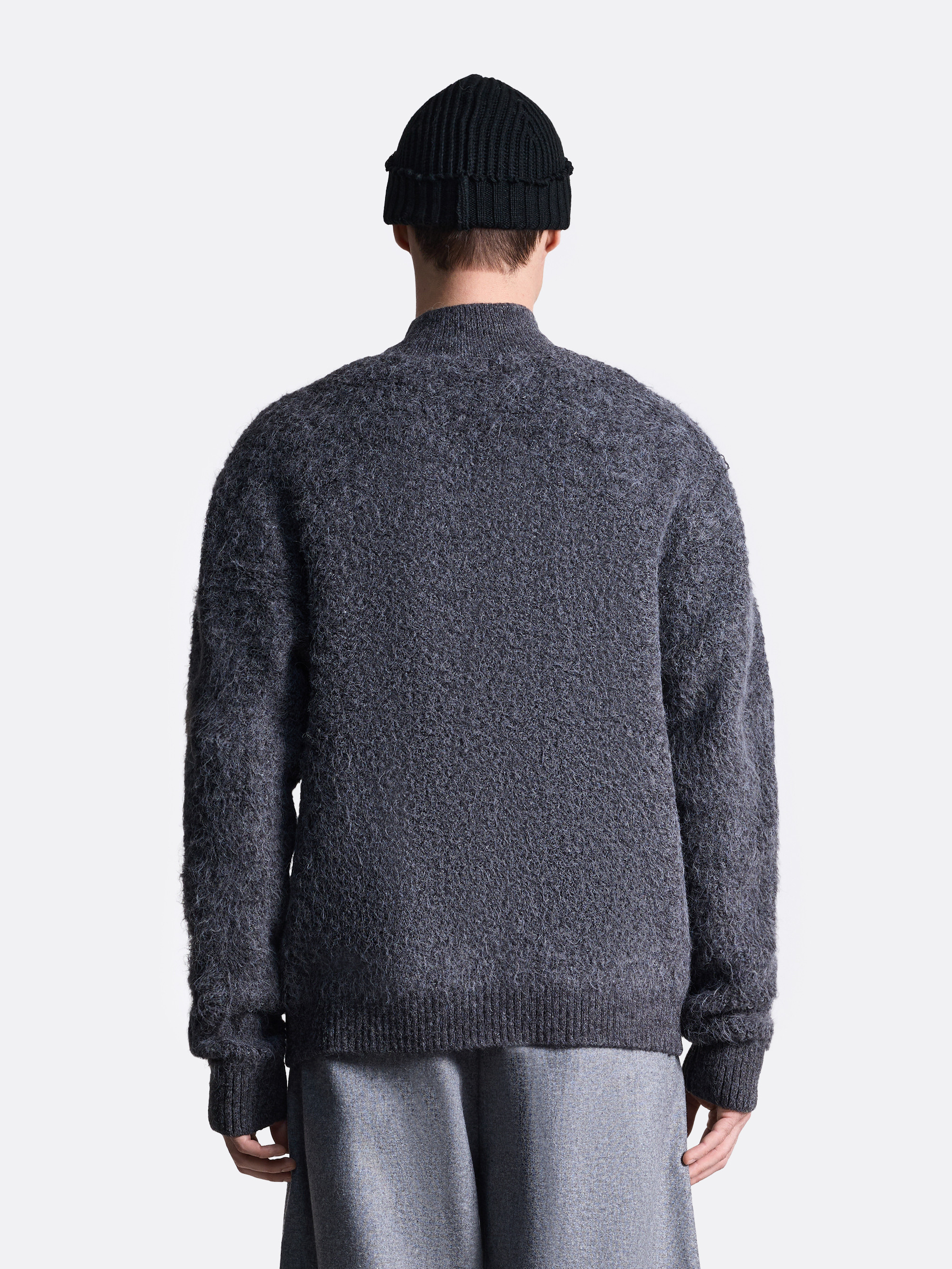 Пушистый свитер на молнии