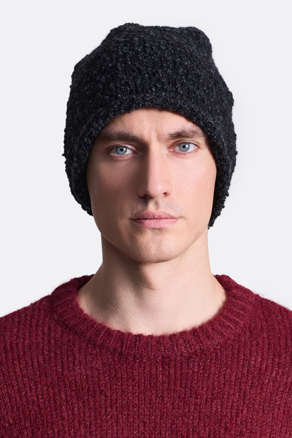 ​Вязаная шапка из мягкой пряжи