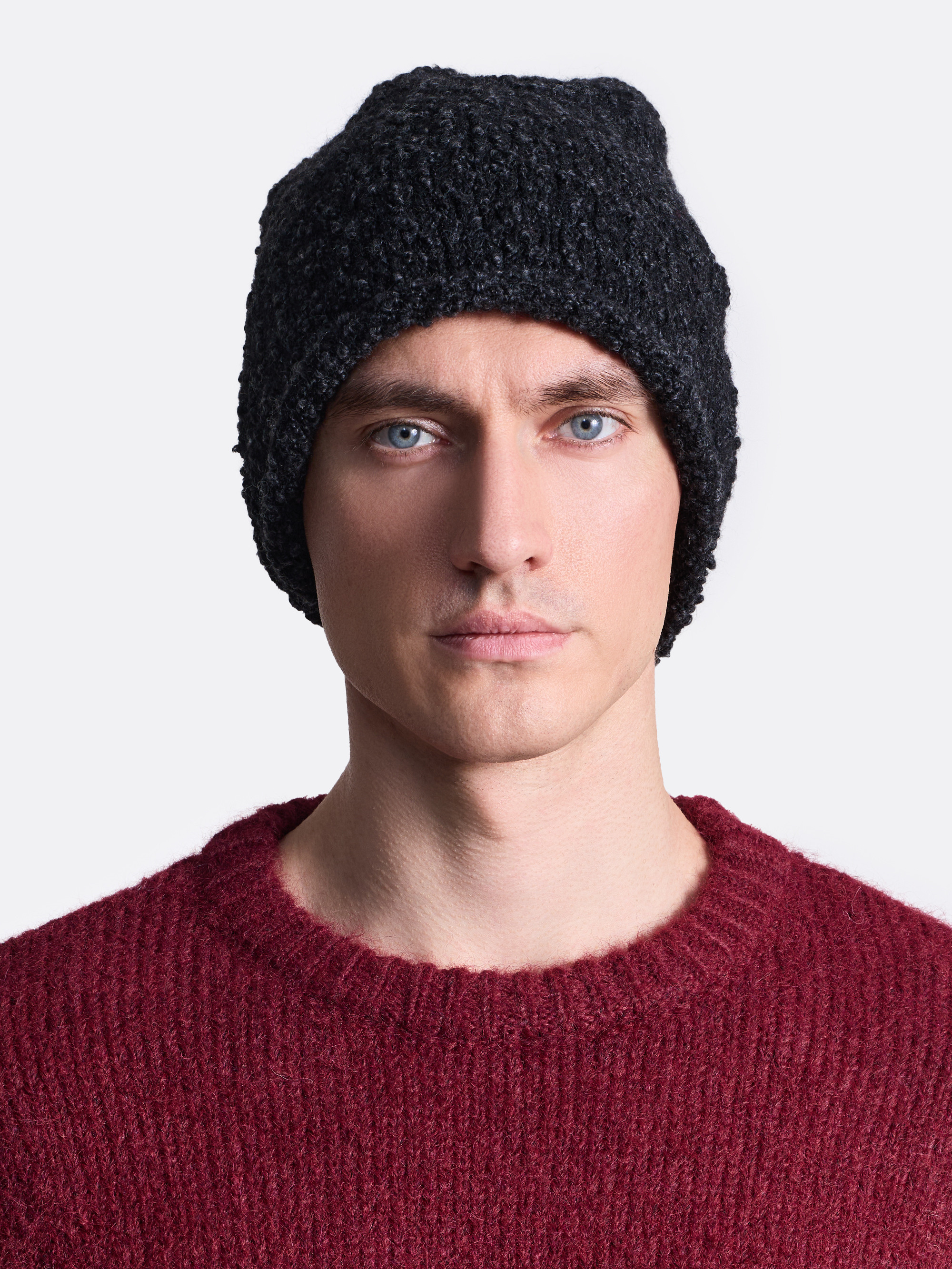 ​Вязаная шапка из мягкой пряжи