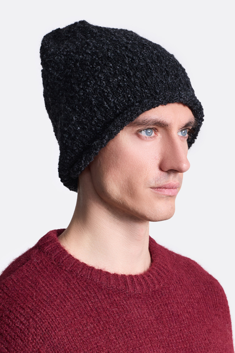 ​Вязаная шапка из мягкой пряжи