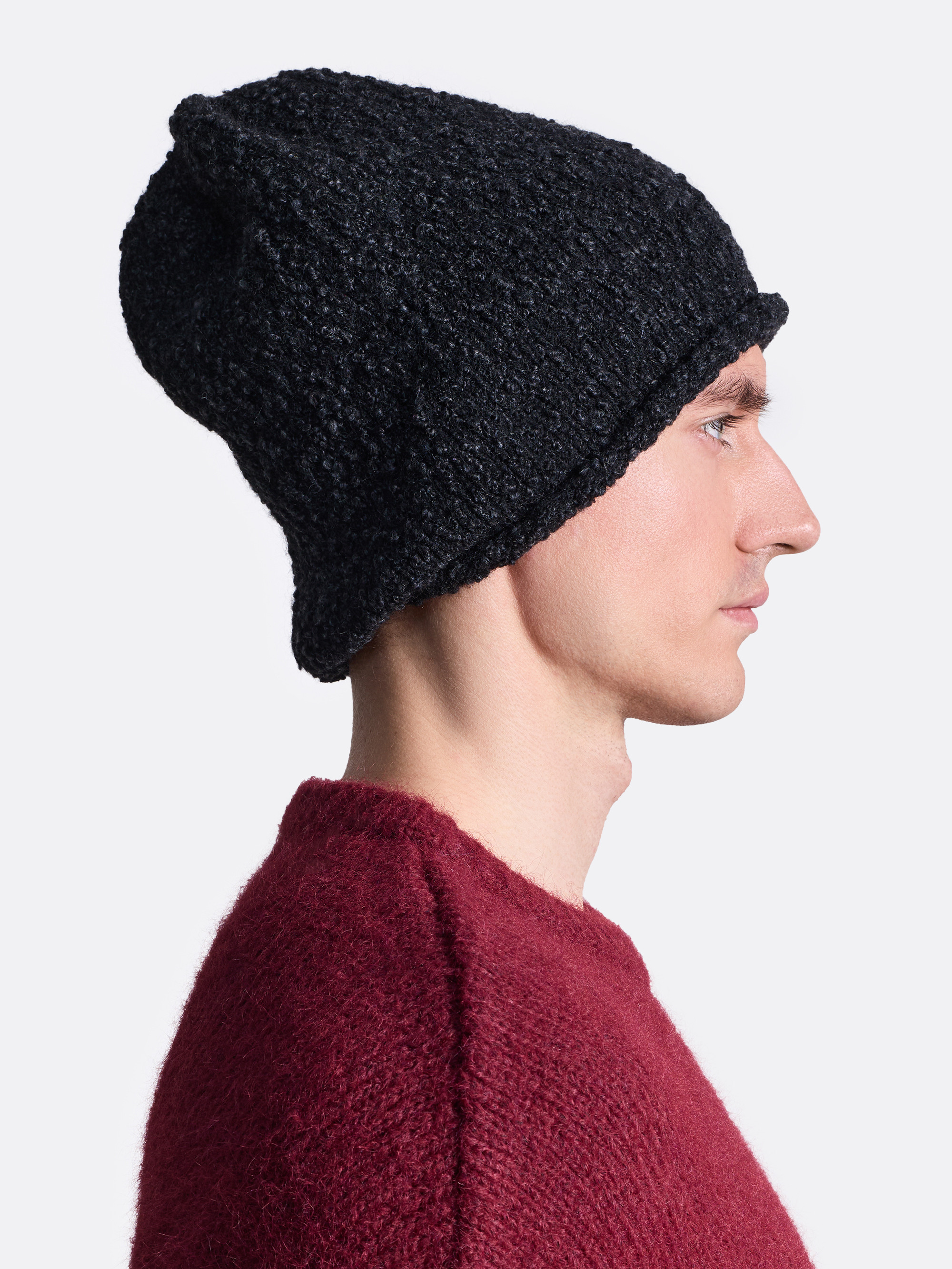 ​Вязаная шапка из мягкой пряжи