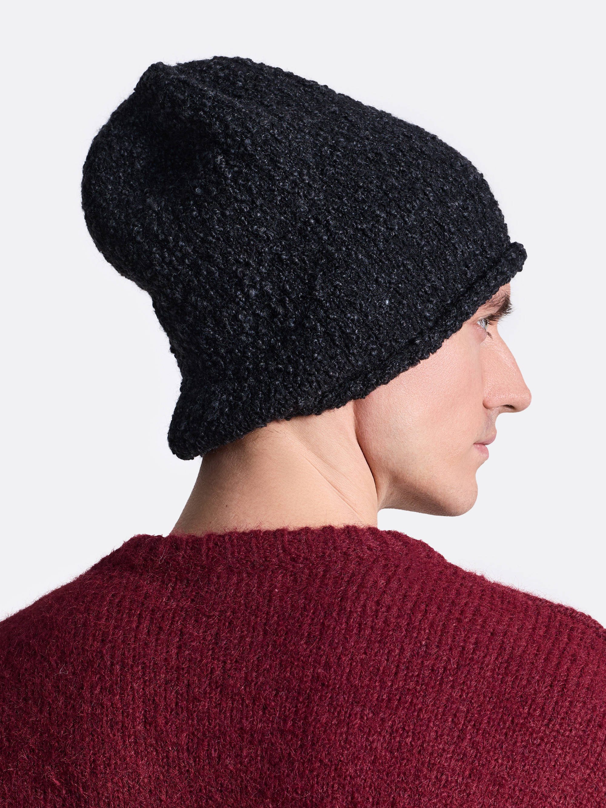 ​Вязаная шапка из мягкой пряжи