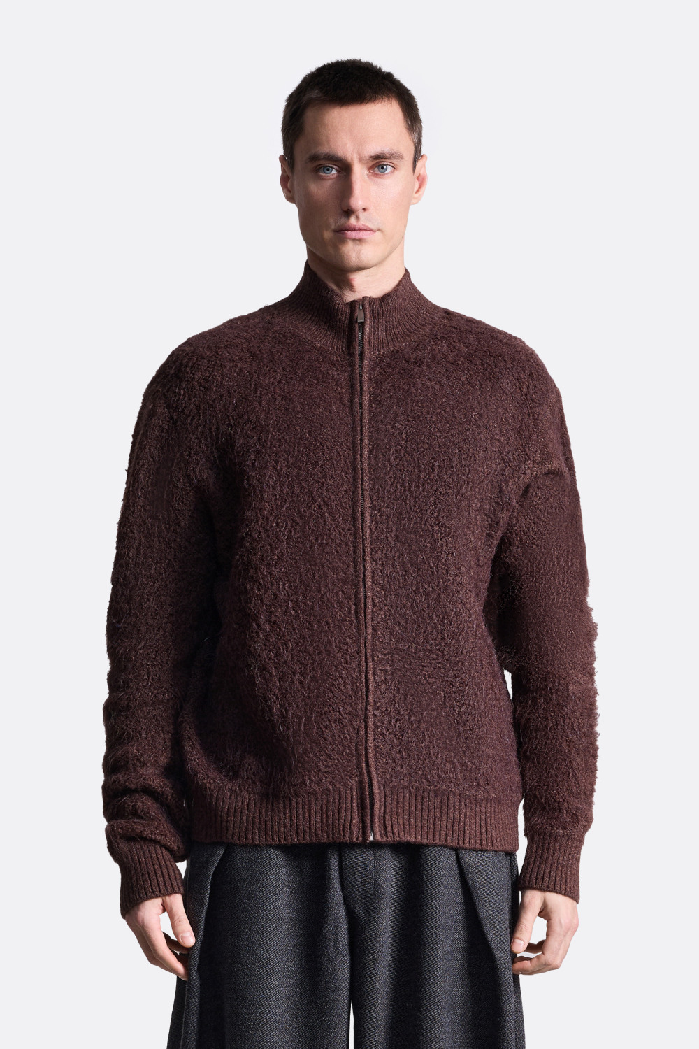 Пушистый свитер на молнии