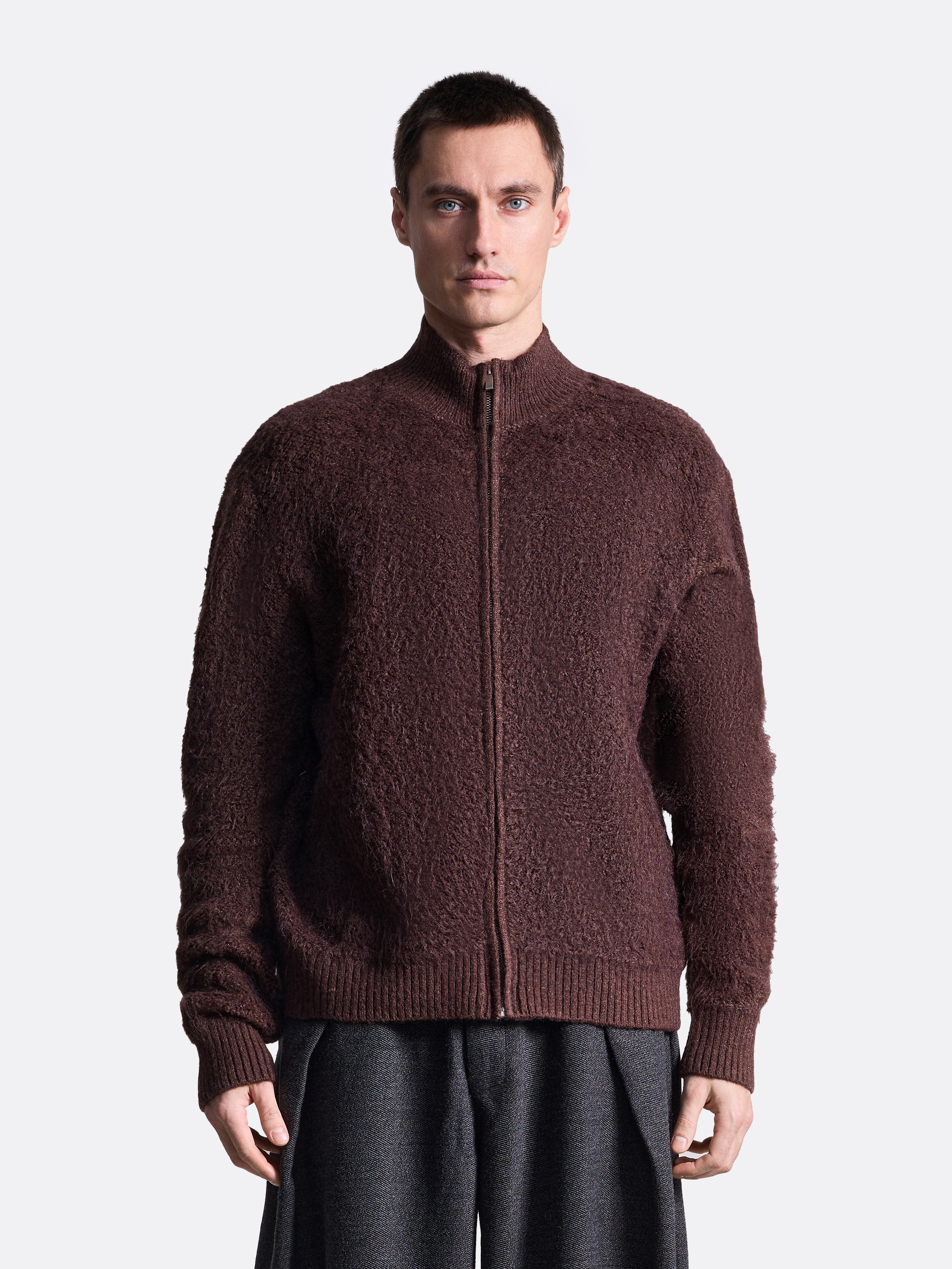 Пушистый свитер на молнии