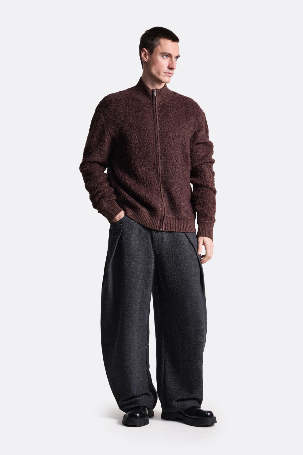 Пушистый свитер на молнии